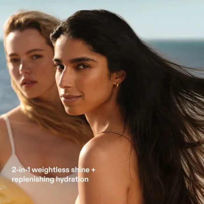Ontdek Olaplex Nº.7 Shine Serum Oil Mist 80 ml bij flaka.be, een professionele haarolie in sprayvorm die zorgt voor intense glans, een zijdezachte finish en een gezonde uitstraling. De lichte formule helpt pluis te verminderen, ondersteunt de haarstructuur en beschermt het haar tijdens het föhnen en stylen met hittetools. Geschikt voor alle haartypes, inclusief gekleurd, geblondeerd en beschadigd haar. Ideaal voor dagelijks gebruik zonder het haar te verzwaren. Kies voor professionele haarverzorging van flaka.be en geniet van langdurige glans, een gladde finish en gezond uitziend haar met Olaplex Nº.7 Shine Serum Oil Mist.