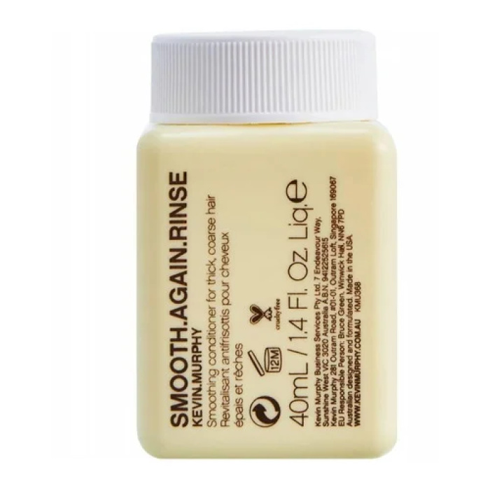 # Kevin Murphy Smooth.Again.Rinse Conditioner 40 ml **Kevin Murphy Smooth.Again.Rinse Conditioner 40 ml** is een professionele anti-frizz conditioner die speciaal is ontwikkeld voor dik, grof, pluizig en moeilijk handelbaar haar. De voedende formule helpt het haar intensief te hydrateren, beschadigingen te herstellen en pluizigheid onder controle te houden. Dankzij biomimetische keratine, voedende oliën en rijke boters wordt het haar gladder, zachter en beter handelbaar, zonder zwaar aan te voelen. De handige 40 ml verpakking is ideaal voor op reis of om het product uit te proberen. ([Kevin Murphy][1]) ## Voordelen * Vermindert pluizig en weerbarstig haar. * Hydrateert en voedt intensief. * Helpt beschadigd haar te herstellen. * Maakt het haar glad, zacht en glanzend. * Beschermt tegen haarbreuk en uitdroging. * Geschikt voor gekleurd haar. * Parabeenvrij, sulfaatvrij en cruelty free. ([Kevin Murphy][1]) ## Belangrijke ingrediënten * Biomimetische keratine – helpt beschadigd haar gericht te herstellen. * Monoi-olie – verzorgt, hydrateert en geeft een zijdezachte glans. * Cacaoboter – helpt gespleten haarpunten te beschermen en vermindert pluis. * Paranootolie – voedt het haar en helpt haarbreuk te verminderen. ([Kevin Murphy][1]) ## Gebruiksaanwijzing Breng aan op schoon, vochtig haar na het wassen met **Kevin Murphy Smooth.Again.Wash**. Verdeel gelijkmatig over de lengtes en punten. Laat 1 tot 2 minuten inwerken en spoel daarna grondig uit. Geschikt voor regelmatig gebruik. ([Kevin Murphy][1]) ## Geschikt voor * Dik haar * Grof haar * Pluizig haar * Krullend haar * Weerbarstig haar * Gekleurd haar ## Inhoud * 40 ml ## Waarschuwingen Uitsluitend voor uitwendig gebruik. Vermijd contact met de ogen. Bij contact onmiddellijk met veel water uitspoelen. Buiten bereik van kinderen bewaren. Stop het gebruik bij irritatie of overgevoeligheid. Bewaren op een koele, droge plaats en uit direct zonlicht. [1]: https://kevinmurphy.nl/product/smoothagainrinse/?utm_source=chatgpt.com "SMOOTH.AGAIN.RINSE | Anti-pluis conditioner voor dik haar"
