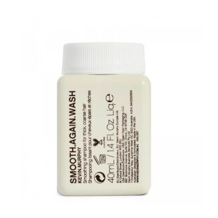 # Kevin Murphy Smooth.Again.Wash Smoothing Shampoo 40 ml **Kevin Murphy Smooth.Again.Wash Smoothing Shampoo 40 ml** is een professionele anti-frizz shampoo die speciaal is ontwikkeld voor dik, grof, pluizig en moeilijk handelbaar haar. De voedende formule reinigt het haar op milde wijze, helpt pluizigheid onder controle te houden en zorgt voor een gladde, zachte en glanzende finish. Dankzij een combinatie van hydraterende oliën, boters en keratine wordt het haar sterker, beter beschermd en eenvoudiger te stylen. De handige 40 ml verpakking is ideaal voor op reis of om het product uit te proberen. ## Voordelen * Reinigt het haar op milde wijze. * Vermindert pluizig en weerbarstig haar. * Maakt het haar glad, zacht en glanzend. * Hydrateert zonder het haar te verzwaren. * Helpt de haarvezel te versterken met keratine. * Beschermt tegen uitdroging en dagelijkse invloeden. * Geschikt voor gekleurd haar. * Sulfaatvrij, parabeenvrij en cruelty free. ## Belangrijke ingrediënten * Monoi-olie – verzorgt het haar en geeft zachtheid en glans. * Murumuru-boter – helpt vocht vast te houden en verbetert de elasticiteit. * Zonnebloemextract – ondersteunt de bescherming van de haarkleur en hydrateert het haar. * Keratine-aminozuren – helpen beschadigd haar te versterken en herstellen. ## Gebruiksaanwijzing Breng een kleine hoeveelheid aan op nat haar. Masseer zachtjes in op de hoofdhuid en door de haarlengtes. Spoel zorgvuldig uit en herhaal indien gewenst. Voor het beste resultaat vervolgens behandelen met **Kevin Murphy Smooth.Again.Rinse**. Geschikt voor dagelijks gebruik. ## Geschikt voor * Dik haar * Grof haar * Pluizig haar * Krullend haar * Onhandelbaar haar * Gekleurd haar ## Inhoud * 40 ml ## Waarschuwingen Uitsluitend voor uitwendig gebruik. Vermijd contact met de ogen. Bij contact onmiddellijk met veel water uitspoelen. Buiten bereik van kinderen bewaren. Stop het gebruik bij irritatie of overgevoeligheid. Bewaren op een koele, droge plaats en uit direct zonlicht.