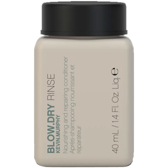 # Kevin Murphy Blow.Dry.Rinse 40 ml **Kevin Murphy Blow.Dry.Rinse 40 ml** is een professionele voedende en herstellende conditioner die speciaal is ontwikkeld voor haar dat regelmatig wordt geföhnd of met warmtetools wordt gestyled. De geavanceerde Anti-Breakage Technology helpt het haar te voeden, te versterken en te beschermen tegen hittebeschadiging, kleurverlies en dagelijkse invloeden van buitenaf. Het haar voelt gladder, zachter en gezonder aan zonder zwaar te worden. Verkrijgbaar bij **Flaka.be**, dé specialist in professionele Kevin Murphy haarverzorging. ## Voordelen * Voedt en hydrateert intensief. * Helpt haarbreuk te verminderen. * Beschermt tegen hitte tijdens het föhnen en stylen. * Ondersteunt langdurig kleurbehoud. * Maakt het haar glad, zacht en glanzend. * Verbetert de doorkambaarheid. * Geschikt voor dagelijks gebruik. * Veilig voor gekleurd haar. ## Belangrijke ingrediënten * Wood Bark Complex – helpt het haar te beschermen en ondersteunt een gezonde haarstructuur. * Rijstzemelolie – voedt het haar en helpt droog en beschadigd haar te herstellen. * Shea Butter – hydrateert intensief en maakt het haar zijdezacht. * Rijstaminozuren – helpen vocht vast te houden en versterken de haarvezel voor gezond en veerkrachtig haar. ## Gebruiksaanwijzing Breng **Kevin Murphy Blow.Dry.Rinse** aan op schoon, gewassen haar. Verdeel gelijkmatig over de lengtes en punten en laat 1 tot 2 minuten inwerken. Spoel daarna grondig uit. Gebruik voor het beste resultaat in combinatie met **Kevin Murphy Blow.Dry.Wash** en een stylingproduct uit de **Blow.Dry**-lijn. Bij **Flaka.be** vindt u het complete Kevin Murphy Blow.Dry assortiment. ## Geschikt voor * Alle haartypes * Droog haar * Beschadigd haar * Gekleurd haar * Haar dat regelmatig wordt geföhnd * Haar dat vaak met warmtetools wordt gestyled ## Inhoud * 40 ml ## Waarschuwingen Uitsluitend voor uitwendig gebruik. Vermijd contact met de ogen. Bij contact onmiddellijk met veel water uitspoelen. Buiten bereik van kinderen bewaren. Stop het gebruik bij irritatie of overgevoeligheid. Bewaren op een koele, droge plaats en uit direct zonlicht. **Bestel Kevin Murphy Blow.Dry.Rinse 40 ml eenvoudig bij Flaka.be en geef uw haar professionele verzorging, intensieve voeding, hittebescherming en een gladde, gezonde glans na iedere föhnbeurt.**