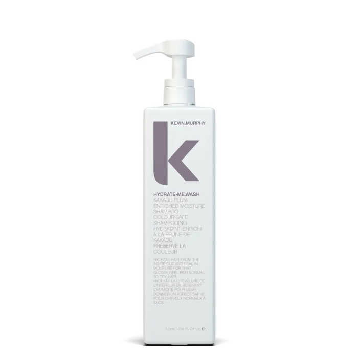 Kevin Murphy Hydrate Me Wash 1000 ml is een professionele hydraterende shampoo die speciaal is ontwikkeld voor droog, dof, pluizig en vochtarm haar. De rijke formule reinigt het haar op milde wijze terwijl het intens hydrateert en de natuurlijke glans herstelt. Dankzij hoogwaardige verzorgende ingrediënten voelt het haar na iedere wasbeurt zachter, soepeler en gezonder aan. Deze shampoo is ideaal voor normaal tot droog haar en is ook zeer geschikt voor gekleurd of chemisch behandeld haar. De formule helpt vocht vast te houden zonder het haar te verzwaren en maakt het haar beter handelbaar. Belangrijkste voordelen Reinigt het haar op milde wijze Hydrateert droog en vochtarm haar intensief Vermindert pluizen en maakt het haar gladder Geeft een natuurlijke glans Voedt en verzacht de haarvezel Geschikt voor dagelijks gebruik Veilig voor gekleurd haar Sulfaatvrij en parabeenvrij