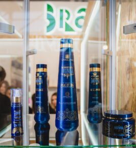 Vitta Gold Protein – Professionele Verzorging en Intensief Haarherstel Vitta Gold Protein is een professionele haarbehandeling die ontwikkeld is om droog, beschadigd, poreus en chemisch behandeld haar intensief te verzorgen. De formule helpt de haarvezel sterker en gladder te maken, vermindert pluizigheid en geeft het haar een gezonde glans en een zachter gevoel. Deze proteïnebehandeling is geschikt voor salons en ervaren gebruikers die het haar willen herstellen, verzorgen en beter handelbaar willen maken. Na de behandeling ziet het haar er gladder, voller en beter verzorgd uit. Het resultaat en de juiste verwerking kunnen verschillen naargelang het haartype, de haarconditie en de gebruikte temperatuur. Bij flaka.be vindt u verschillende professionele Vitta Gold-behandelingen voor diverse haartypes. Kies altijd het juiste product op basis van de structuur, beschadiging en gevoeligheid van het haar. Voor geblondeerd, fijn of sterk beschadigd haar wordt aangeraden om met een lagere temperatuur te werken en vooraf een haaranalyse uit te voeren. Gebruik Vitta Gold Protein steeds volgens de professionele gebruiksaanwijzing. Vermijd contact met de ogen, gebruik beschermende handschoenen en werk in een goed geventileerde ruimte. Alleen voor uitwendig gebruik en buiten het bereik van kinderen bewaren.