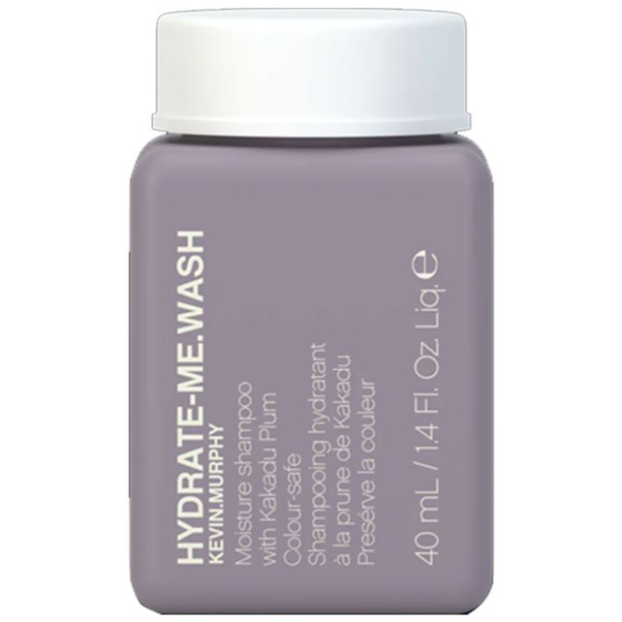 # Kevin Murphy Hydrate.Me.Wash 40 ml **Kevin Murphy Hydrate.Me.Wash 40 ml** is een professionele hydraterende shampoo die speciaal is ontwikkeld voor normaal, droog, dof en uitgedroogd haar. De sulfaatvrije formule reinigt het haar op milde wijze en voorziet het van intensieve hydratatie, terwijl antioxidanten en voedende ingrediënten helpen om het haar zacht, soepel en glanzend te maken. Ideaal voor haar dat door weersomstandigheden, hitte of chemische behandelingen extra verzorging nodig heeft. Verkrijgbaar bij **Flaka.be**, dé specialist in professionele Kevin Murphy haarverzorging. ## Voordelen * Reinigt het haar op milde wijze. * Hydrateert intensief zonder het haar te verzwaren. * Herstelt droog en dof haar. * Geeft een natuurlijke, gezonde glans. * Verbetert de zachtheid en elasticiteit van het haar. * Helpt uitdroging te voorkomen. * Geschikt voor gekleurd haar. * Sulfaatvrij, parabeenvrij en kleurveilig. ## Belangrijke ingrediënten * Kakadu Plum – rijk aan natuurlijke vitamine C en helpt het haar te beschermen en te versterken. * Shea Butter – voedt droog en beschadigd haar intensief en helpt vocht vast te houden. * Bergamotextract – rijk aan antioxidanten en ondersteunt een gezonde hoofdhuid. * Teunisbloemolie – hydrateert het haar en maakt het zijdezacht. * Vitamine A en E – helpen het haar te beschermen tegen invloeden van buitenaf en ondersteunen een gezonde glans. ## Gebruiksaanwijzing Breng **Kevin Murphy Hydrate.Me.Wash** aan op nat haar. Masseer zachtjes in op de hoofdhuid en de haarlengtes en spoel daarna grondig uit. Herhaal indien gewenst. Gebruik voor het beste resultaat vervolgens **Kevin Murphy Hydrate.Me.Rinse** of **Hydrate.Me.Masque**. Bij **Flaka.be** vindt u het complete Kevin Murphy Hydrate.Me assortiment. ## Geschikt voor * Droog haar * Normaal haar * Dof haar * Uitgedroogd haar * Gekleurd haar * Alle haartypes die extra hydratatie nodig hebben ## Inhoud * 40 ml ## Waarschuwingen Uitsluitend voor uitwendig gebruik. Vermijd contact met de ogen. Bij contact onmiddellijk met veel water uitspoelen. Buiten bereik van kinderen bewaren. Stop het gebruik bij irritatie of overgevoeligheid. Bewaren op een koele, droge plaats en uit direct zonlicht. **Bestel Kevin Murphy Hydrate.Me.Wash 40 ml eenvoudig bij Flaka.be en geef droog en dof haar professionele hydratatie, intensieve verzorging en een gezonde, stralende glans.**