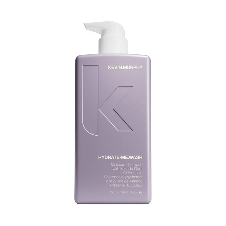 # KEVIN.MURPHY HYDRATE-ME.WASH 500 ml – Professionele Hydraterende Shampoo ## KEVIN.MURPHY HYDRATE-ME.WASH 500 ml kopen? KEVIN.MURPHY HYDRATE-ME.WASH 500 ml is een luxe, professioneel hydraterende shampoo die speciaal is ontwikkeld voor normaal tot droog, droog beschadigd en gekleurd haar. De rijke formule reinigt het haar op milde wijze zonder het natuurlijke vochtgehalte aan te tasten. Hierdoor voelt het haar na iedere wasbeurt zijdezacht, soepel en gezond aan. Dankzij hoogwaardige verzorgende ingrediënten helpt deze shampoo vocht vast te houden in de haarvezel, waardoor droog en futloos haar opnieuw een prachtige glans en een gezonde uitstraling krijgt. De sulfaatvrije formule is bovendien veilig voor gekleurd haar en geschikt voor dagelijks gebruik. ## Belangrijkste voordelen * Intensieve hydratatie voor droog en vochtarm haar. * Reinigt het haar zonder uit te drogen. * Geeft een prachtige natuurlijke glans. * Vermindert pluizen en maakt het haar beter handelbaar. * Zorgt voor zijdezacht en soepel haar. * Helpt de haarkleur langer mooi te houden. * Sulfaatvrij en zacht voor haar en hoofdhuid. * Geschikt voor dagelijks gebruik. * Professionele salonkwaliteit. ## Voor welk haartype? KEVIN.MURPHY HYDRATE-ME.WASH 500 ml is ideaal voor: * Droog haar * Beschadigd haar * Gekleurd haar * Dik haar * Krullend haar * Lang haar * Haar dat extra hydratatie nodig heeft ## Actieve ingrediënten De formule bevat zorgvuldig geselecteerde ingrediënten die bekendstaan om hun hydraterende en verzorgende eigenschappen: * Kakadu Plum – rijk aan natuurlijke antioxidanten en vitamine C. * Shea Butter – voedt en hydrateert intensief. * Bergamotextract – verzorgt en ondersteunt een gezonde hoofdhuid. * Teunisbloemolie – helpt het haar soepel en glanzend te houden. * Antioxidanten – beschermen het haar tegen schadelijke invloeden van buitenaf. ## Uitgebreide gebruiksaanwijzing 1. Maak het haar volledig nat met lauwwarm water. 2. Breng een kleine hoeveelheid KEVIN.MURPHY HYDRATE-ME.WASH aan op de handpalmen. 3. Verdeel de shampoo gelijkmatig over de hoofdhuid. 4. Masseer gedurende 1 tot 2 minuten zachtjes in met de vingertoppen. 5. Trek het schuim vervolgens voorzichtig door de haarlengtes. 6. Spoel het haar grondig uit met voldoende water. 7. Herhaal indien nodig een tweede wasbeurt voor een diepere reiniging. 8. Gebruik aansluitend KEVIN.MURPHY HYDRATE-ME.RINSE voor maximale hydratatie en verzorging. 9. Style het haar zoals gewenst. ## Professionele tip Voor zeer droog, poreus of chemisch behandeld haar wordt aanbevolen om de shampoo altijd te combineren met een hydraterende conditioner en wekelijks een intensief haarmasker te gebruiken. Hierdoor blijft het haar langer zacht, glanzend en gezond. ## Waarom kiezen voor KEVIN.MURPHY HYDRATE-ME.WASH? Professionals wereldwijd kiezen voor KEVIN.MURPHY vanwege de hoogwaardige ingrediënten, milde reiniging en uitstekende verzorging. Deze shampoo helpt droog haar weer soepel, glanzend en gezond te maken zonder het haar zwaar te maken. ## Google SEO-tekst KEVIN.MURPHY HYDRATE-ME.WASH 500 ml kopen? Ontdek de professionele hydraterende shampoo voor droog, beschadigd en gekleurd haar. De sulfaatvrije formule reinigt het haar op milde wijze, hydrateert intensief en zorgt voor langdurige glans, zachtheid en een gezonde uitstraling. Ideaal voor dagelijks gebruik en perfect te combineren met KEVIN.MURPHY HYDRATE-ME.RINSE voor een optimaal verzorgingsresultaat. Bestel eenvoudig online en geef uw haar de professionele verzorging die het verdient.