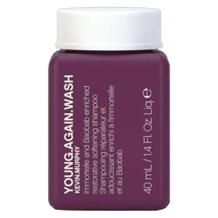 ### KEVIN.MURPHY YOUNG.AGAIN.WASH 40 ml KEVIN.MURPHY YOUNG.AGAIN.WASH is een herstellende en verzachtende shampoo die speciaal is ontwikkeld voor droog, beschadigd, broos en ouder wordend haar. De verzorgende formule reinigt het haar op milde wijze en helpt tegelijkertijd om de haarvezel te versterken, te hydrateren en opnieuw een gezonde glans te geven. De shampoo maakt deel uit van de KEVIN.MURPHY YOUNG.AGAIN-lijn en is bijzonder geschikt voor haar dat door chemische behandelingen, kleuring, hitte, styling of andere externe invloeden droog en kwetsbaar is geworden. De compacte verpakking van 40 ml is ideaal als reisformaat, om het product uit te proberen of om mee te nemen naar vakantie, werk of de sportschool. Bij flaka.be vindt u professionele KEVIN.MURPHY haarverzorging voor zowel salon- als thuisgebruik. ### Herstellende verzorging voor droog en beschadigd haar YOUNG.AGAIN.WASH reinigt het haar terwijl het tegelijkertijd verzorgende ingrediënten toevoegt. De formule bevat een complex van aminozuren en plantaardige extracten die helpen om de conditie van droog en beschadigd haar te ondersteunen. Het haar voelt na het wassen zachter, soepeler en beter verzorgd aan. De shampoo helpt bovendien de natuurlijke glans, veerkracht en handelbaarheid van het haar te verbeteren. ### Belangrijkste voordelen * Reinigt het haar op milde wijze * Geschikt voor droog, beschadigd en broos haar * Helpt de haarvezel te versterken * Ondersteunt de natuurlijke zachtheid en soepelheid * Geeft droog en dof haar meer glans * Helpt het haar te hydrateren * Ondersteunt de elasticiteit en veerkracht van het haar * Geschikt voor gekleurd haar * Bereidt het haar voor op verdere verzorging met conditioner of haarmasker * Geschikt voor regelmatig en dagelijks gebruik ### Gebruiksaanwijzing Maak het haar volledig nat. Breng een kleine hoeveelheid KEVIN.MURPHY YOUNG.AGAIN.WASH aan op het haar en verdeel de shampoo over de hoofdhuid en haarlengtes. Masseer de shampoo zachtjes in met de vingertoppen totdat het product goed over het haar is verdeeld. Spoel vervolgens grondig uit met water. Indien het haar erg vuil is of veel stylingproducten bevat, kan de behandeling een tweede keer worden herhaald. Voor een complete verzorgingsroutine kan na het wassen KEVIN.MURPHY YOUNG.AGAIN.RINSE of YOUNG.AGAIN.MASQUE worden gebruikt. ### Voor welk haartype? YOUNG.AGAIN.WASH is vooral geschikt voor droog, broos, beschadigd, poreus, gekleurd en chemisch behandeld haar. Ook haar dat regelmatig wordt blootgesteld aan föhnen, stijltangen, krultangen of andere warmtestyling kan baat hebben bij deze verzorgende shampoo. Het product is eveneens geschikt wanneer het haar door dagelijkse belasting minder glanzend, minder soepel of moeilijker handelbaar is geworden. ### Belangrijke verzorgende bestanddelen De formule bevat een uitgebreid aminozuurcomplex dat helpt om de haarstructuur te ondersteunen en de natuurlijke kracht van het haar te behouden. Baobabzaadolie helpt droog en beschadigd haar intensief te verzorgen en ondersteunt de zachtheid en handelbaarheid. Immortelle-extract staat bekend om zijn verzorgende en antioxidante eigenschappen en helpt de conditie van beschadigd haar te ondersteunen. Lotusbloemextract helpt het haar zacht en soepel te laten aanvoelen. Orchidee-extract helpt bij het verzorgen en hydrateren van kwetsbaar haar en draagt bij aan zachtheid en elasticiteit. Daarnaast bevat de formule een combinatie van Australische fruitextracten die bijdragen aan glans, kracht en flexibiliteit. ### Voor gekleurd en chemisch behandeld haar Regelmatig kleuren, ontkleuren of chemisch behandelen kan de haarstructuur droger en kwetsbaarder maken. YOUNG.AGAIN.WASH is ontwikkeld om dit type haar op een verzorgende manier te reinigen zonder de lengtes onnodig uit te drogen. Voor sterk beschadigd haar kan de shampoo worden gecombineerd met een passende conditioner, masque en leave-in verzorging. ### Resultaat Na het wassen voelt het haar schoon, zachter en soepeler aan. Droge en broze haarlengtes krijgen een beter verzorgde uitstraling en natuurlijke glans. Bij regelmatig gebruik ondersteunt YOUNG.AGAIN.WASH de conditie van beschadigd en kwetsbaar haar en helpt het de haarvezel sterker en beter handelbaar te laten aanvoelen. ### Gebruikstips van flaka.be flaka.be adviseert om een shampoo altijd goed over de hoofdhuid te verdelen en tijdens het wassen vooral de hoofdhuid zacht te masseren. Laat het schuim tijdens het uitspoelen door de haarlengtes lopen. Bij droog of beschadigd haar is het meestal niet nodig om de lengtes agressief te wassen. Gebruik na YOUNG.AGAIN.WASH een conditioner of masker dat past bij de conditie van het haar. Voor een complete KEVIN.MURPHY-routine kan de shampoo worden gecombineerd met YOUNG.AGAIN.RINSE en YOUNG.AGAIN.MASQUE. ### Voorzorgsmaatregelen Alleen voor uitwendig gebruik. Vermijd rechtstreeks contact met de ogen. Bij contact met de ogen onmiddellijk grondig met water uitspoelen. Stop het gebruik wanneer irritatie of een ongewenste reactie optreedt. Buiten het bereik van kinderen bewaren. Bewaren op een droge plaats, beschermd tegen extreme warmte en direct zonlicht. ### Inhoud 40 ml ### Producttype Herstellende en verzachtende shampoo voor droog, beschadigd, broos en ouder wordend haar. Ontdek professionele KEVIN.MURPHY haarverzorging voor salon- en thuisgebruik bij flaka.be.