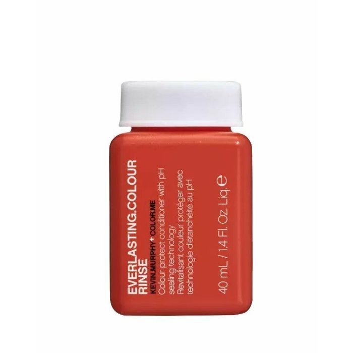 # Kevin Murphy Everlasting.Colour.Rinse 40 ml **Kevin Murphy Everlasting.Colour.Rinse 40 ml** is een professionele kleurbeschermende conditioner die speciaal is ontwikkeld voor gekleurd haar. De geavanceerde pH-balancerende formule helpt de haarschubben te sluiten, waardoor de haarkleur langer behouden blijft en het haar wordt beschermd tegen invloeden van buitenaf. De lichte conditioner hydrateert intensief, verbetert de zachtheid en geeft een langdurige glans zonder het haar te verzwaren. ## Voordelen * Helpt de haarkleur langer mooi te houden. * Hydrateert en voedt het haar intensief. * Zorgt voor een gladde en zachte haarstructuur. * Geeft een natuurlijke, gezonde glans. * Beschermt tegen kleurvervaging door externe invloeden. * Verzwaart het haar niet. * Sulfaatvrij, parabeenvrij en cruelty free. ## Belangrijke ingrediënten * Gehydrolyseerd rijsteiwit – helpt het haar te versterken en verbetert de elasticiteit. * Inuline – ondersteunt de hydratatie van haar en hoofdhuid. * Chia Complex – helpt de haarkleur langer te behouden. * ILLUMINATE Complex – geeft extra glans en zachtheid. * Zure pH-technologie – helpt de haarschubben te sluiten voor optimaal kleurbehoud. ## Gebruiksaanwijzing Breng aan op schoon, gewassen haar. Verdeel gelijkmatig over de lengtes en punten. Laat 1 tot 2 minuten inwerken en spoel daarna grondig uit. Voor het beste resultaat gebruiken in combinatie met Kevin Murphy Everlasting.Colour.Wash. ## Geschikt voor * Gekleurd haar * Beschadigd haar * Droog haar * Normaal haar * Alle haartypes ## Inhoud * 40 ml ## Waarschuwingen Uitsluitend voor uitwendig gebruik. Vermijd contact met de ogen. Bij contact onmiddellijk met veel water uitspoelen. Buiten bereik van kinderen bewaren. Stop het gebruik bij irritatie of overgevoeligheid. Bewaren op een koele, droge plaats en uit direct zonlicht.