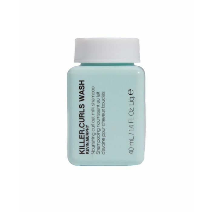 # Kevin Murphy Repair.Me.Wash 40 ml **Kevin Murphy Repair.Me.Wash 40 ml** is een professionele herstellende shampoo die speciaal is ontwikkeld voor droog, beschadigd, chemisch behandeld en breekbaar haar. De krachtige formule met proteïnen, aminozuren en verzorgende ingrediënten helpt de haarvezel intensief te herstellen, versterkt het haar van binnenuit en verwijdert onzuiverheden op milde wijze. Het resultaat is sterker, zachter en gezonder haar met een natuurlijke glans. Verkrijgbaar bij **Flaka.be**, dé specialist in professionele Kevin Murphy haarverzorging. ## Voordelen * Reinigt het haar op milde wijze. * Helpt beschadigd haar intensief te herstellen. * Versterkt de haarvezel van wortel tot punt. * Hydrateert zonder het haar te verzwaren. * Vermindert haarbreuk en gespleten haarpunten. * Maakt het haar glad, zacht en glanzend. * Geschikt voor gekleurd haar. * Sulfaatvrij, parabeenvrij en cruelty free. ## Belangrijke ingrediënten * Bamboe-extract – helpt het haar te versterken en beschermt de haarstructuur. * Zijde-aminozuren – verbeteren de hydratatie en zorgen voor zachter haar. * Gehydrolyseerd erwteneiwit – voedt en helpt beschadigde haarvezels te herstellen. * Bromelaïne – afkomstig uit ananas en ondersteunt intensieve verzorging. * Papaïne – afkomstig uit papaja en helpt de elasticiteit en vochtbalans van het haar te verbeteren. ## Gebruiksaanwijzing Breng **Kevin Murphy Repair.Me.Wash** aan op nat haar. Masseer zachtjes in op de hoofdhuid en de haarlengtes en spoel vervolgens grondig uit. Herhaal indien gewenst. Voor het beste resultaat gebruikt u daarna **Kevin Murphy Repair.Me.Rinse** of **RE.STORE**. Bij **Flaka.be** vindt u het complete Kevin Murphy Repair assortiment. ## Geschikt voor * Beschadigd haar * Droog haar * Chemisch behandeld haar * Gekleurd haar * Breekbaar haar * Alle haartypes die intensief herstel nodig hebben ## Inhoud * 40 ml ## Waarschuwingen Uitsluitend voor uitwendig gebruik. Vermijd contact met de ogen. Bij contact onmiddellijk met veel water uitspoelen. Buiten bereik van kinderen bewaren. Stop het gebruik bij irritatie of overgevoeligheid. Bewaren op een koele, droge plaats en uit direct zonlicht. **Bestel Kevin Murphy Repair.Me.Wash 40 ml eenvoudig bij Flaka.be en geef beschadigd haar professionele verzorging, intensief herstel, meer kracht en een gezonde natuurlijke glans.**