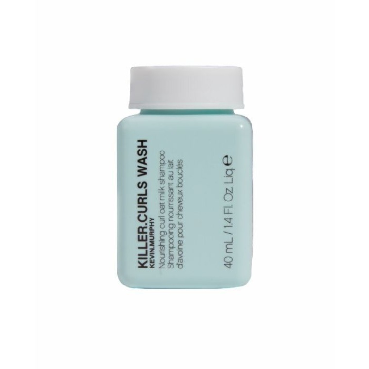 # Kevin Murphy Repair.Me.Wash 40 ml **Kevin Murphy Repair.Me.Wash 40 ml** is een professionele herstellende shampoo die speciaal is ontwikkeld voor droog, beschadigd, chemisch behandeld en breekbaar haar. De krachtige formule met proteïnen, aminozuren en verzorgende ingrediënten helpt de haarvezel intensief te herstellen, versterkt het haar van binnenuit en verwijdert onzuiverheden op milde wijze. Het resultaat is sterker, zachter en gezonder haar met een natuurlijke glans. Verkrijgbaar bij **Flaka.be**, dé specialist in professionele Kevin Murphy haarverzorging. ## Voordelen * Reinigt het haar op milde wijze. * Helpt beschadigd haar intensief te herstellen. * Versterkt de haarvezel van wortel tot punt. * Hydrateert zonder het haar te verzwaren. * Vermindert haarbreuk en gespleten haarpunten. * Maakt het haar glad, zacht en glanzend. * Geschikt voor gekleurd haar. * Sulfaatvrij, parabeenvrij en cruelty free. ## Belangrijke ingrediënten * Bamboe-extract – helpt het haar te versterken en beschermt de haarstructuur. * Zijde-aminozuren – verbeteren de hydratatie en zorgen voor zachter haar. * Gehydrolyseerd erwteneiwit – voedt en helpt beschadigde haarvezels te herstellen. * Bromelaïne – afkomstig uit ananas en ondersteunt intensieve verzorging. * Papaïne – afkomstig uit papaja en helpt de elasticiteit en vochtbalans van het haar te verbeteren. ## Gebruiksaanwijzing Breng **Kevin Murphy Repair.Me.Wash** aan op nat haar. Masseer zachtjes in op de hoofdhuid en de haarlengtes en spoel vervolgens grondig uit. Herhaal indien gewenst. Voor het beste resultaat gebruikt u daarna **Kevin Murphy Repair.Me.Rinse** of **RE.STORE**. Bij **Flaka.be** vindt u het complete Kevin Murphy Repair assortiment. ## Geschikt voor * Beschadigd haar * Droog haar * Chemisch behandeld haar * Gekleurd haar * Breekbaar haar * Alle haartypes die intensief herstel nodig hebben ## Inhoud * 40 ml ## Waarschuwingen Uitsluitend voor uitwendig gebruik. Vermijd contact met de ogen. Bij contact onmiddellijk met veel water uitspoelen. Buiten bereik van kinderen bewaren. Stop het gebruik bij irritatie of overgevoeligheid. Bewaren op een koele, droge plaats en uit direct zonlicht. **Bestel Kevin Murphy Repair.Me.Wash 40 ml eenvoudig bij Flaka.be en geef beschadigd haar professionele verzorging, intensief herstel, meer kracht en een gezonde natuurlijke glans.**