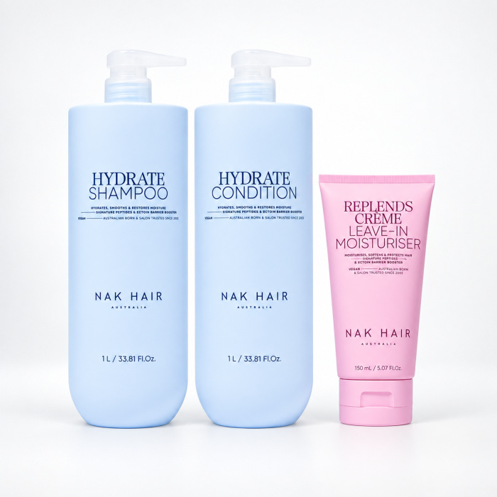 Ontdek de NAK Hair Hydrate Jumbo Trio Set 3-Delig met Hydrate Shampoo 1L, Hydrate Condition 1L en Replends Crème Leave-In Moisturiser 150ml. Een complete professionele verzorgingsroutine voor droog en vochtarm haar. De set helpt het haar te reinigen, intensief te hydrateren en te verzachten en maakt het haar beter handelbaar. Ideaal voor professioneel salon- en thuisgebruik. Verkrijgbaar bij Flaka.be.