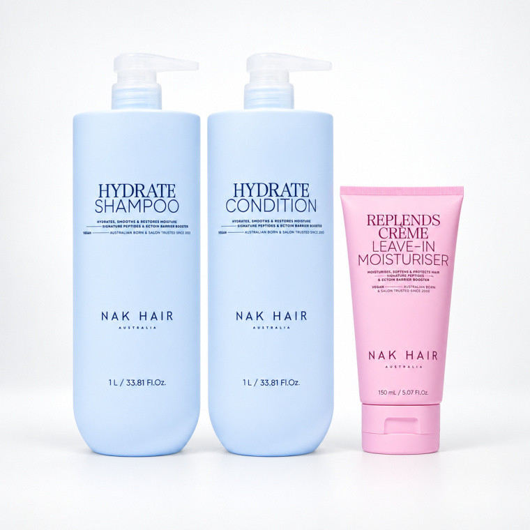 Ontdek de NAK Hair Hydrate Jumbo Trio Set 3-Delig met Hydrate Shampoo 1L, Hydrate Condition 1L en Replends Crème Leave-In Moisturiser 150ml. Een complete professionele verzorgingsroutine voor droog en vochtarm haar. De set helpt het haar te reinigen, intensief te hydrateren en te verzachten en maakt het haar beter handelbaar. Ideaal voor professioneel salon- en thuisgebruik. Verkrijgbaar bij Flaka.be.