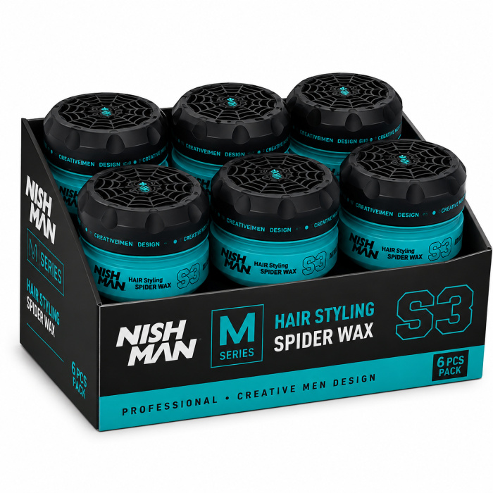 Professionele gebruiksgids De Nishman S3 Spider Wax is ontwikkeld voor mannen die hun kapsel sterk willen modelleren zonder dat het haar zwaar of onnatuurlijk aanvoelt. Dankzij de speciale vezelachtige “spider” textuur verdeelt de wax zich gemakkelijk door het haar en helpt hij om zowel strakke als meer natuurlijke kapsels te creëren. De wax is geschikt voor verschillende haarlengtes en kan gebruikt worden voor klassieke kapsels, moderne barber-stijlen, textured looks, spikes en kapsels waarbij extra definitie gewenst is. Hoe gebruik je Nishman S3 Spider Wax? Neem eerst een kleine hoeveelheid wax met de vingertoppen. Wrijf het product goed tussen de handpalmen totdat de wax gelijkmatig verdeeld is. Voor het typische spider-effect kun je de handen kort tegen elkaar drukken en daarna langzaam uit elkaar bewegen, zodat fijne vezels ontstaan. Breng deze vezels vervolgens aan op droog of licht vochtig haar. Verdeel het product gelijkmatig en modelleer het haar met de vingers of met een kam totdat het gewenste kapsel is bereikt. Voor extra definitie kun je een kleine hoeveelheid product bijkomend aanbrengen op afzonderlijke lokken. Voor het beste resultaat Gebruik de wax bij voorkeur op schoon en droog haar wanneer je maximale controle en definitie wilt. Begin altijd met een kleine hoeveelheid. Indien nodig kan je later extra product toevoegen. Voor een natuurlijkere look gebruik je minder wax en verdeel je deze vooral door de lengtes en punten. Voor een krachtiger barber-resultaat kan je het product vanaf de aanzet naar boven verdelen en daarna het kapsel verder modelleren. Geschikt voor Kort, middellang en langer mannenhaar, gestructureerde kapsels, pompadour, quiff, slick-back, messy looks en moderne barber-stijlen. 6-pack voordeelverpakking Deze verpakking bevat 6 x Nishman S3 Spider Wax 150 ml en is bijzonder geschikt voor kapsalons, barbershops en professionele gebruikers die regelmatig met stylingproducten werken.