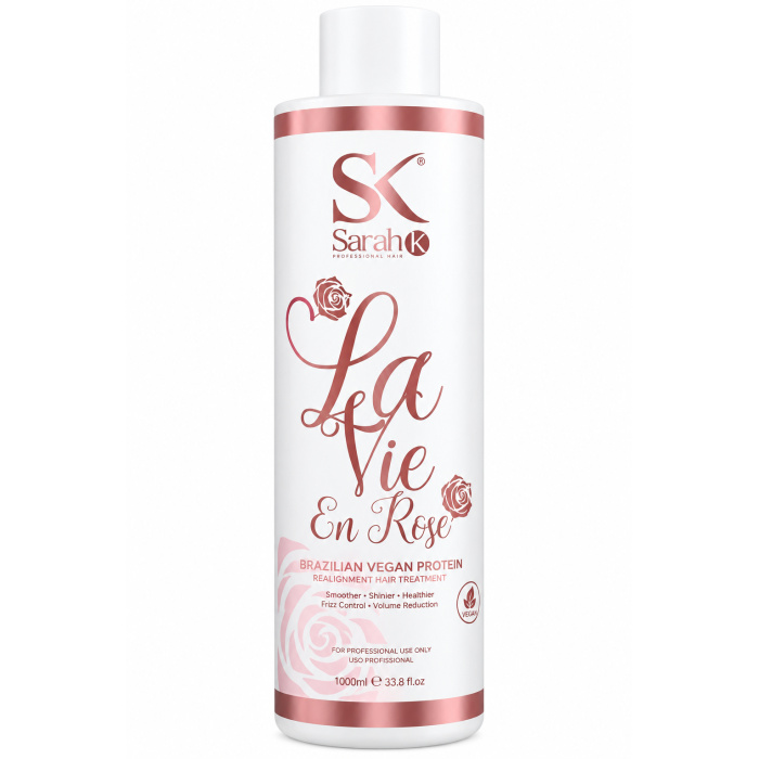 Sarah K Professional Hair La Vie en Rose Brazilian Vegan Protein is een professionele gladmakende en verzorgende behandeling voor haar dat pluizig, volumineus, droog of moeilijk handelbaar is. De behandeling helpt de haarvezel gladder en zachter te maken, vermindert ongewenst volume en geeft het haar meer glans en controle. 1. Analyseer het haar Controleer vóór de behandeling altijd de conditie van het haar. Let op porositeit, elasticiteit, dikte, eerdere kleuringen, ontkleuringen en andere chemische behandelingen. Voer bij blond, geblondeerd, poreus, beschadigd of chemisch behandeld haar altijd eerst een pluktest uit. Wanneer het haar extreem elastisch, breekbaar of sterk beschadigd is, wordt aangeraden de behandeling uit te stellen. 2. Haar voorbereiden Was het haar grondig met een diep reinigende of clarifying shampoo zodat resten van stylingproducten, talg en andere ophopingen worden verwijderd. Bij veel productopbouw kan het haar indien nodig tweemaal worden gewassen. Gebruik vóór de behandeling geen conditioner of zwaar masker. Spoel het haar goed uit en verwijder overtollig water. 3. Haar verdelen Droog het haar indien nodig gedeeltelijk en verdeel het vervolgens in vier tot zes werkzones. Werk steeds met kleine, dunne lokken. Dit zorgt voor een gelijkmatige verdeling van het product en een beter eindresultaat. 4. La Vie en Rose Brazilian Vegan Protein aanbrengen Draag professionele beschermende handschoenen. Breng het product lok voor lok aan en blijf ongeveer 1 cm van de hoofdhuid verwijderd. Verdeel de Brazilian Vegan Protein gelijkmatig over de lengtes en punten. Kam iedere lok zorgvuldig door met een fijne kam zodat overtollig product wordt verwijderd. Het haar moet goed bedekt zijn, maar hoeft niet zwaar verzadigd te zijn. 5. Inwerktijd Laat het product ongeveer 40 tot 45 minuten inwerken. Bij fijn, poreus of sterk chemisch behandeld haar moet de conditie regelmatig worden gecontroleerd. De exacte inwerktijd kan worden aangepast aan de weerstand en structuur van het haar. 6. Uitspoelen Spoel na de inwerktijd het overtollige product zorgvuldig uit met water. Gebruik tijdens deze stap geen shampoo. Spoel gelijkmatig zodat er geen zware productophoping in het haar achterblijft. 7. Haar volledig föhnen Föhn het haar daarna volledig droog. Het haar moet vóór het gebruik van de stijltang 100% droog zijn. Föhn het haar zo glad mogelijk in de gewenste richting. Hierdoor is tijdens het sealen minder onnodige hitte nodig. 8. Temperatuur van de stijltang De temperatuur moet altijd worden aangepast aan de conditie van het haar. Als professionele richtlijn kan worden gewerkt met ongeveer 170–180°C bij zeer gevoelig, poreus of sterk geblondeerd haar, 180–200°C bij fijn, gekleurd of chemisch behandeld haar, 200–220°C bij normaal en gezond haar en maximaal ongeveer 220–230°C bij dik, sterk en zeer resistent natuurlijk haar. Gebruik bij twijfel altijd eerst een lagere temperatuur. 9. Sealen met de stijltang Verdeel het volledig droge haar opnieuw in kleine zones. Neem zeer dunne lokken en werk systematisch vanaf de nek naar boven. Ga gecontroleerd met de stijltang over iedere lok. Het aantal passages moet worden aangepast aan de conditie van het haar. Gezond en resistent haar kan meer passages verdragen dan fijn, blond, poreus of chemisch behandeld haar. Werk bij gevoelige lengtes en punten altijd met minder warmte en minder passages. Blijf nooit met de stijltang stilstaan op één plaats. Extra belangrijk bij blond en beschadigd haar Werk bij blond, geblondeerd of zeer poreus haar nooit automatisch op de maximale temperatuur. Begin met een lagere temperatuur en controleer voortdurend hoe de haarvezel reageert. Wanneer het haar tekenen van overmatige elasticiteit, breuk of verzwakking vertoont, moet de behandeling worden gestopt. Resultaat Bij een correcte professionele toepassing wordt het haar gladder, zachter en beter handelbaar. Pluis en ongewenst volume worden verminderd en het haar krijgt meer glans en een verzorgde uitstraling. Het uiteindelijke resultaat is afhankelijk van het oorspronkelijke haartype, de conditie van het haar, de gebruikte temperatuur en de applicatietechniek. Onderhoud na de behandeling Gebruik na de behandeling bij voorkeur een milde professionele shampoo en conditioner voor behandeld haar. Vermijd agressief reinigende shampoos wanneer u het resultaat zo lang mogelijk wilt behouden. Een hydraterend of voedend masker kan regelmatig worden gebruikt om de zachtheid, soepelheid en glans van het haar te ondersteunen. Voorzorgsmaatregelen Uitsluitend voor professioneel gebruik. Voer vóór gebruik een pluktest uit. Gebruik beschermende handschoenen en werk in een goed geventileerde ruimte. Vermijd contact met de hoofdhuid, ogen en slijmvliezen. Niet gebruiken op een geïrriteerde of beschadigde hoofdhuid. Bij contact met de ogen onmiddellijk overvloedig met water spoelen. Niet gebruiken op extreem beschadigd of sterk breekbaar haar. Buiten bereik van kinderen bewaren en beschermen tegen direct zonlicht en overmatige warmte. Volg bij afwijkende instructies altijd de aanwijzingen op de originele verpakking van Sarah K Professional Hair.