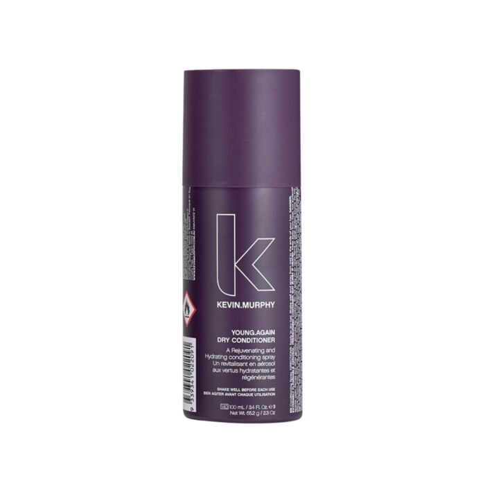 ### KEVIN.MURPHY YOUNG.AGAIN DRY CONDITIONER 100 ml KEVIN.MURPHY YOUNG.AGAIN DRY CONDITIONER is een gewichtloze droge conditioner in sprayvorm die het haar tussen twee wasbeurten door opnieuw zachtheid, hydratatie en een frisse uitstraling geeft. In tegenstelling tot een klassieke conditioner wordt dit product op droog haar gebruikt en hoeft het niet te worden uitgespoeld. Hierdoor is het ideaal wanneer het haar droog, dof, pluizig of moeilijk handelbaar aanvoelt, maar u het niet opnieuw wilt wassen. Bij flaka.be is YOUNG.AGAIN DRY CONDITIONER een praktische keuze voor klanten die hun kapsel langer mooi willen houden en tegelijkertijd de lengtes en punten extra verzorging willen geven. ### Wat doet YOUNG.AGAIN DRY CONDITIONER? De lichte conditionerspray helpt vocht terug te brengen in droog haar zonder het zwaar of vettig te maken. Het product helpt het haar zachter en soepeler te laten aanvoelen, verbetert de handelbaarheid en geeft de haarlengtes een gladde, verzorgde finish. Omdat het product snel droogt, kan het eenvoudig worden gebruikt als snelle verzorgingsstap tussen twee wasbeurten door. Het is vooral geschikt wanneer de haarwortels nog fris zijn, maar de lengtes en punten extra hydratatie nodig hebben. ### Belangrijkste voordelen KEVIN.MURPHY YOUNG.AGAIN DRY CONDITIONER helpt om: * droog haar opnieuw te hydrateren; * de lengtes en punten zachter te maken; * het haar beter handelbaar te maken; * klitten gemakkelijker uit te borstelen; * pluis en een droge haarstructuur te verminderen; * het haar een zachte en fluweelachtige finish te geven; * dof haar opnieuw een verzorgde uitstraling te geven; * het kapsel tussen twee wasbeurten door op te frissen; * de levensduur van de styling te verlengen; * het haar te verzorgen zonder het onnodig te verzwaren. ### Gebruiksaanwijzing Schud de bus goed voor gebruik. Gebruik KEVIN.MURPHY YOUNG.AGAIN DRY CONDITIONER uitsluitend op droog haar. Spray het product gelijkmatig vanaf de middenlengtes tot aan de haarpunten. Concentreer u vooral op droge of pluizige zones die extra verzorging nodig hebben. Laat het product kort drogen. Borstel of kam het haar daarna zorgvuldig door zodat de conditioner gelijkmatig over de lengtes wordt verdeeld. Style het haar vervolgens zoals gewenst. Het product hoeft niet te worden uitgespoeld. ### Hoeveel product gebruiken? Begin altijd met een kleine hoeveelheid. Bij fijn of kort haar zijn enkele lichte sprays meestal voldoende. Bij lang, dik, krullend of zeer droog haar kan wat meer product worden gebruikt. Breng niet te veel product rechtstreeks bij de haarwortels aan. YOUNG.AGAIN DRY CONDITIONER is voornamelijk bedoeld voor de middenlengtes en punten. Door het product in lichte lagen aan te brengen, behoudt het haar zijn natuurlijke beweging en volume. ### Ideaal tussen wasbeurten YOUNG.AGAIN DRY CONDITIONER is speciaal interessant op dagen waarop het haar nog niet opnieuw gewassen hoeft te worden. Waar een droogshampoo voornamelijk bedoeld is om overtollig vet bij de haarwortels op te nemen, richt een droge conditioner zich vooral op de verzorging van droge lengtes en punten. Hierdoor kunnen beide producten, indien nodig, naast elkaar worden gebruikt: droogshampoo bij de wortels en YOUNG.AGAIN DRY CONDITIONER op de lengtes en punten. ### Voor welk haartype? KEVIN.MURPHY YOUNG.AGAIN DRY CONDITIONER is geschikt voor alle haartypes en haarlengtes. Het product is bijzonder geschikt voor: droog haar, beschadigd haar, gekleurd haar, pluizig haar, dof haar, lange haarlengtes, droge haarpunten en haar dat regelmatig wordt blootgesteld aan föhnen of styling. Ook fijn haar kan het product gebruiken dankzij de lichte, gewichtloze formule. ### Belangrijke verzorgende bestanddelen De formule bevat onder andere Immortelle-extract, zonnebloemzaadextract en panthenol. Immortelle helpt het haar te hydrateren en zachter te laten aanvoelen. Zonnebloemzaadextract staat bekend om zijn antioxidante eigenschappen en helpt het haar te ondersteunen tegen uitdroging door externe invloeden. Panthenol, ook bekend als provitamine B5, helpt de zachtheid en handelbaarheid van het haar te verbeteren. De combinatie van deze verzorgende bestanddelen helpt droog haar opnieuw soepel, zacht en verzorgd te laten aanvoelen. ### Resultaat Na gebruik voelt het haar zachter, gladder en beter handelbaar aan. Droge lengtes en punten krijgen opnieuw een verzorgde uitstraling zonder dat het volledige haar opnieuw gewassen hoeft te worden. De lichte spray laat snel drogen en helpt het kapsel fris, soepel en natuurlijk beweeglijk te houden. ### Gebruikstips van flaka.be flaka.be adviseert om YOUNG.AGAIN DRY CONDITIONER vooral te gebruiken wanneer de haarlengtes droog aanvoelen terwijl het kapsel zelf nog goed in model zit. Schud de bus altijd goed vóór gebruik zodat de formule correct wordt verdeeld. Spray niet te dicht op het haar. Houd voldoende afstand en breng verschillende lichte lagen aan in plaats van één grote hoeveelheid. Borstel het haar na het aanbrengen goed door voor een gelijkmatige verdeling en een natuurlijke finish. Bij droog of beschadigd haar kan YOUNG.AGAIN DRY CONDITIONER worden gecombineerd met andere producten uit de KEVIN.MURPHY YOUNG.AGAIN-verzorgingslijn. ### Voorzorgsmaatregelen Alleen voor uitwendig gebruik. De bus staat onder druk. Niet doorboren of verbranden, ook niet wanneer de verpakking leeg is. Beschermen tegen warmte, hete oppervlakken, vonken, open vuur en direct zonlicht. Niet rechtstreeks in het gezicht sprayen. Vermijd contact met de ogen. Bij contact met de ogen onmiddellijk grondig met water uitspoelen. Vermijd het inademen van de spray en gebruik het product bij voorkeur in een goed geventileerde ruimte. Buiten het bereik van kinderen bewaren. ### Inhoud 100 ml ### Producttype Gewichtloze droge conditionerspray voor hydratatie, zachtheid en verzorging tussen twee wasbeurten door. Ontdek professionele KEVIN.MURPHY haarverzorging voor salon- en thuisgebruik bij flaka.be.
