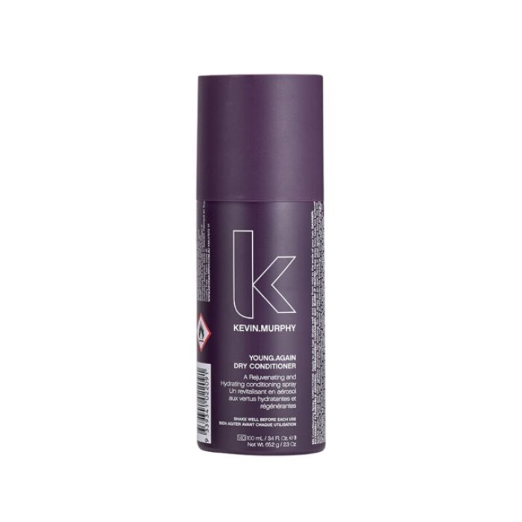 ### KEVIN.MURPHY YOUNG.AGAIN DRY CONDITIONER 100 ml KEVIN.MURPHY YOUNG.AGAIN DRY CONDITIONER is een gewichtloze droge conditioner in sprayvorm die het haar tussen twee wasbeurten door opnieuw zachtheid, hydratatie en een frisse uitstraling geeft. In tegenstelling tot een klassieke conditioner wordt dit product op droog haar gebruikt en hoeft het niet te worden uitgespoeld. Hierdoor is het ideaal wanneer het haar droog, dof, pluizig of moeilijk handelbaar aanvoelt, maar u het niet opnieuw wilt wassen. Bij flaka.be is YOUNG.AGAIN DRY CONDITIONER een praktische keuze voor klanten die hun kapsel langer mooi willen houden en tegelijkertijd de lengtes en punten extra verzorging willen geven. ### Wat doet YOUNG.AGAIN DRY CONDITIONER? De lichte conditionerspray helpt vocht terug te brengen in droog haar zonder het zwaar of vettig te maken. Het product helpt het haar zachter en soepeler te laten aanvoelen, verbetert de handelbaarheid en geeft de haarlengtes een gladde, verzorgde finish. Omdat het product snel droogt, kan het eenvoudig worden gebruikt als snelle verzorgingsstap tussen twee wasbeurten door. Het is vooral geschikt wanneer de haarwortels nog fris zijn, maar de lengtes en punten extra hydratatie nodig hebben. ### Belangrijkste voordelen KEVIN.MURPHY YOUNG.AGAIN DRY CONDITIONER helpt om: * droog haar opnieuw te hydrateren; * de lengtes en punten zachter te maken; * het haar beter handelbaar te maken; * klitten gemakkelijker uit te borstelen; * pluis en een droge haarstructuur te verminderen; * het haar een zachte en fluweelachtige finish te geven; * dof haar opnieuw een verzorgde uitstraling te geven; * het kapsel tussen twee wasbeurten door op te frissen; * de levensduur van de styling te verlengen; * het haar te verzorgen zonder het onnodig te verzwaren. ### Gebruiksaanwijzing Schud de bus goed voor gebruik. Gebruik KEVIN.MURPHY YOUNG.AGAIN DRY CONDITIONER uitsluitend op droog haar. Spray het product gelijkmatig vanaf de middenlengtes tot aan de haarpunten. Concentreer u vooral op droge of pluizige zones die extra verzorging nodig hebben. Laat het product kort drogen. Borstel of kam het haar daarna zorgvuldig door zodat de conditioner gelijkmatig over de lengtes wordt verdeeld. Style het haar vervolgens zoals gewenst. Het product hoeft niet te worden uitgespoeld. ### Hoeveel product gebruiken? Begin altijd met een kleine hoeveelheid. Bij fijn of kort haar zijn enkele lichte sprays meestal voldoende. Bij lang, dik, krullend of zeer droog haar kan wat meer product worden gebruikt. Breng niet te veel product rechtstreeks bij de haarwortels aan. YOUNG.AGAIN DRY CONDITIONER is voornamelijk bedoeld voor de middenlengtes en punten. Door het product in lichte lagen aan te brengen, behoudt het haar zijn natuurlijke beweging en volume. ### Ideaal tussen wasbeurten YOUNG.AGAIN DRY CONDITIONER is speciaal interessant op dagen waarop het haar nog niet opnieuw gewassen hoeft te worden. Waar een droogshampoo voornamelijk bedoeld is om overtollig vet bij de haarwortels op te nemen, richt een droge conditioner zich vooral op de verzorging van droge lengtes en punten. Hierdoor kunnen beide producten, indien nodig, naast elkaar worden gebruikt: droogshampoo bij de wortels en YOUNG.AGAIN DRY CONDITIONER op de lengtes en punten. ### Voor welk haartype? KEVIN.MURPHY YOUNG.AGAIN DRY CONDITIONER is geschikt voor alle haartypes en haarlengtes. Het product is bijzonder geschikt voor: droog haar, beschadigd haar, gekleurd haar, pluizig haar, dof haar, lange haarlengtes, droge haarpunten en haar dat regelmatig wordt blootgesteld aan föhnen of styling. Ook fijn haar kan het product gebruiken dankzij de lichte, gewichtloze formule. ### Belangrijke verzorgende bestanddelen De formule bevat onder andere Immortelle-extract, zonnebloemzaadextract en panthenol. Immortelle helpt het haar te hydrateren en zachter te laten aanvoelen. Zonnebloemzaadextract staat bekend om zijn antioxidante eigenschappen en helpt het haar te ondersteunen tegen uitdroging door externe invloeden. Panthenol, ook bekend als provitamine B5, helpt de zachtheid en handelbaarheid van het haar te verbeteren. De combinatie van deze verzorgende bestanddelen helpt droog haar opnieuw soepel, zacht en verzorgd te laten aanvoelen. ### Resultaat Na gebruik voelt het haar zachter, gladder en beter handelbaar aan. Droge lengtes en punten krijgen opnieuw een verzorgde uitstraling zonder dat het volledige haar opnieuw gewassen hoeft te worden. De lichte spray laat snel drogen en helpt het kapsel fris, soepel en natuurlijk beweeglijk te houden. ### Gebruikstips van flaka.be flaka.be adviseert om YOUNG.AGAIN DRY CONDITIONER vooral te gebruiken wanneer de haarlengtes droog aanvoelen terwijl het kapsel zelf nog goed in model zit. Schud de bus altijd goed vóór gebruik zodat de formule correct wordt verdeeld. Spray niet te dicht op het haar. Houd voldoende afstand en breng verschillende lichte lagen aan in plaats van één grote hoeveelheid. Borstel het haar na het aanbrengen goed door voor een gelijkmatige verdeling en een natuurlijke finish. Bij droog of beschadigd haar kan YOUNG.AGAIN DRY CONDITIONER worden gecombineerd met andere producten uit de KEVIN.MURPHY YOUNG.AGAIN-verzorgingslijn. ### Voorzorgsmaatregelen Alleen voor uitwendig gebruik. De bus staat onder druk. Niet doorboren of verbranden, ook niet wanneer de verpakking leeg is. Beschermen tegen warmte, hete oppervlakken, vonken, open vuur en direct zonlicht. Niet rechtstreeks in het gezicht sprayen. Vermijd contact met de ogen. Bij contact met de ogen onmiddellijk grondig met water uitspoelen. Vermijd het inademen van de spray en gebruik het product bij voorkeur in een goed geventileerde ruimte. Buiten het bereik van kinderen bewaren. ### Inhoud 100 ml ### Producttype Gewichtloze droge conditionerspray voor hydratatie, zachtheid en verzorging tussen twee wasbeurten door. Ontdek professionele KEVIN.MURPHY haarverzorging voor salon- en thuisgebruik bij flaka.be.