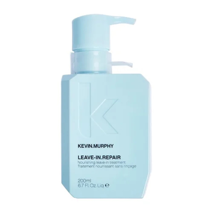 ### KEVIN.MURPHY LEAVE-IN.REPAIR 200 ml KEVIN.MURPHY LEAVE-IN.REPAIR is een intensief voedende en herstellende leave-in treatment voor droog, beschadigd, kwetsbaar en overbehandeld haar. De formule is ontwikkeld om het haar dagelijks extra verzorging te geven zonder het te verzwaren. Het product hoeft niet te worden uitgespoeld en blijft na het wassen in het haar om de haarvezel verder te verzorgen en te beschermen. Deze behandeling helpt beschadigd haar zachter, gladder en beter handelbaar te maken en geeft het haar een gezonde, verzorgde glans. Tegelijkertijd biedt LEAVE-IN.REPAIR hittebescherming, waardoor het bijzonder geschikt is voor haar dat regelmatig wordt geföhnd, gestyled of behandeld met warmtetools. Bij flaka.be is KEVIN.MURPHY LEAVE-IN.REPAIR een uitstekende keuze voor klanten die een praktische dagelijkse verzorging zoeken voor haar dat door kleuring, ontkleuring, hitte, chemische behandelingen of dagelijkse styling zijn natuurlijke kracht en soepelheid heeft verloren. ### Werking van LEAVE-IN.REPAIR LEAVE-IN.REPAIR combineert verzorgende en versterkende eigenschappen in één leave-in behandeling. De formule helpt de beschadigde haarvezel te verzorgen en ondersteunt het haar op plaatsen waar het extra herstel nodig heeft. Het haar voelt na gebruik zachter en gladder aan en krijgt een verzorgde glans zonder een zwaar of vettig resultaat. Het product is ontwikkeld om voeding en bescherming te combineren met een licht haargevoel. De formule bevat onder andere proteïnen en verzorgende bestanddelen zoals Green Pea Protein, gehydrolyseerde keratineproteïne, jojoba-olie en bamboe-extract. Deze ingrediënten ondersteunen de conditie, zachtheid en sterkte van het haar. ### Gebruiksaanwijzing Was het haar eerst met een geschikte shampoo en gebruik vervolgens indien gewenst een conditioner. Maak het haar handdoekdroog zodat overtollig water is verwijderd. Breng een kleine hoeveelheid KEVIN.MURPHY LEAVE-IN.REPAIR aan op het vochtige haar. Verdeel het product gelijkmatig over de lengtes en haarpunten. Concentreer de behandeling vooral op droge, poreuze of beschadigde delen van het haar. Het product hoeft niet te worden uitgespoeld. Kam het haar voorzichtig door zodat het product gelijkmatig wordt verdeeld en ga vervolgens verder met föhnen, drogen of stylen zoals gewenst. Omdat het een leave-in treatment is, blijft het product in het haar en kan het zijn verzorgende werking voortzetten tot de volgende wasbeurt. ### Hoeveel product gebruiken? De juiste hoeveelheid hangt af van de lengte, dikte en conditie van het haar. Bij fijn of kort haar is een kleine hoeveelheid meestal voldoende. Begin altijd met weinig product en voeg alleen extra toe indien nodig. Bij lang, dik, poreus of sterk beschadigd haar kan iets meer product over de lengtes en punten worden verdeeld. Gebruik niet onnodig veel product bij de haarwortels, vooral wanneer het haar fijn is of snel vet wordt. ### Voor droog en beschadigd haar LEAVE-IN.REPAIR is bijzonder geschikt voor haar dat droog, broos, pluizig of beschadigd aanvoelt. Regelmatig gebruik kan helpen om het haar soepeler en beter handelbaar te houden. Het is vooral interessant voor haar dat regelmatig wordt gekleurd, ontkleurd, geföhnd of met een stijltang of andere warmtetool wordt behandeld. De KEVIN.MURPHY REPAIR-lijn is specifiek ontwikkeld voor droog, beschadigd, pluizig en overbehandeld haar. ### Hittebescherming Een belangrijk voordeel van KEVIN.MURPHY LEAVE-IN.REPAIR is de aanvullende bescherming tegen hitte. Hierdoor kan het product worden gebruikt als verzorgende stap vóór het föhnen of het gebruik van andere warmtestylingtools. Het helpt de dagelijkse verzorging en bescherming in één product te combineren. ### Resultaat na gebruik Na gebruik voelt het haar zachter, gladder en beter verzorgd aan. Het product helpt droog en beschadigd haar een soepelere uitstraling te geven en ondersteunt een glanzende finish zonder het haar onnodig zwaar te maken. Het haar wordt gemakkelijker handelbaar tijdens het drogen en stylen en krijgt tegelijkertijd extra verzorging en bescherming. ### Geschikt voor KEVIN.MURPHY LEAVE-IN.REPAIR is geschikt voor droog haar, beschadigd haar, poreus haar, pluizig haar, gekleurd haar, ontkleurd haar, chemisch behandeld haar en haar dat regelmatig wordt blootgesteld aan föhnen en warmtestyling. Ook normaal haar dat behoefte heeft aan extra verzorging en bescherming kan het product gebruiken. ### Gebruikstips van flaka.be flaka.be adviseert om bij een leave-in treatment altijd met een kleine hoeveelheid te beginnen. Vooral bij fijn haar kan te veel product het haar onnodig verzwaren. Verdeel het product voornamelijk vanaf de middenlengtes naar de punten. Beschadigde en poreuze haarpunten mogen iets meer aandacht krijgen. Voor sterk beschadigd haar kan LEAVE-IN.REPAIR worden gecombineerd met een verzorgende shampoo, conditioner of treatment uit een herstelgerichte haarverzorgingsroutine. Gebruik altijd warmtetools op een temperatuur die geschikt is voor de conditie en structuur van het haar. ### Voorzorgsmaatregelen Alleen voor uitwendig gebruik. Vermijd rechtstreeks contact met de ogen. Bij contact met de ogen onmiddellijk grondig met water uitspoelen. Niet gebruiken op een geïrriteerde of beschadigde hoofdhuid. Stop het gebruik indien irritatie of een ongewenste reactie optreedt. Buiten het bereik van kinderen bewaren. Bewaren op een droge plaats en beschermen tegen extreme warmte en direct zonlicht. ### Inhoud 200 ml ### Producttype Voedende, herstellende leave-in treatment met hittebescherming voor droog en beschadigd haar. Ontdek KEVIN.MURPHY professionele haarverzorging voor salon- en thuisgebruik bij flaka.be.