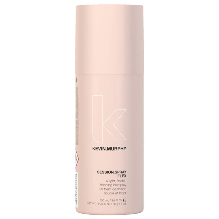KEVIN.MURPHY SESSION.SPRAY FLEX 100 ml KEVIN.MURPHY SESSION.SPRAY FLEX is een lichte en flexibele finishing spray die helpt om het kapsel te fixeren zonder het haar hard of stijf te maken. De spray ondersteunt de natuurlijke beweging van het haar en zorgt ervoor dat het kapsel langer mooi in model blijft. Bij flaka.be vindt u professionele haarverzorgings- en stylingproducten voor zowel salon- als thuisgebruik. SESSION.SPRAY FLEX is een uitstekende keuze voor wie op zoek is naar een natuurlijke, flexibele fixatie zonder een zwaar of plakkerig gevoel. Dankzij de snel drogende formule helpt SESSION.SPRAY FLEX om het haar onder controle te houden en pluis te verminderen. Het haar blijft soepel, beweeglijk en kan indien gewenst opnieuw worden geborsteld of gestyled. Gebruiksaanwijzing Gebruik KEVIN.MURPHY SESSION.SPRAY FLEX op droog en volledig gestyled haar. Houd de spray op ongeveer 20 tot 30 cm afstand van het haar en verstuif het product gelijkmatig over het kapsel. Gebruik korte, gecontroleerde sprays en bouw de hoeveelheid geleidelijk op tot de gewenste fixatie is bereikt. Voor extra controle kan de spray plaatselijk worden aangebracht op zones die meer fixatie nodig hebben, zoals de pony, contouren, kruin of haarpunten. Voor extra volume kan het haar licht worden opgetild en kan SESSION.SPRAY FLEX tussen de haarlagen worden aangebracht. Laat het product enkele seconden drogen en werk het kapsel daarna eventueel verder af met de vingers of een borstel.