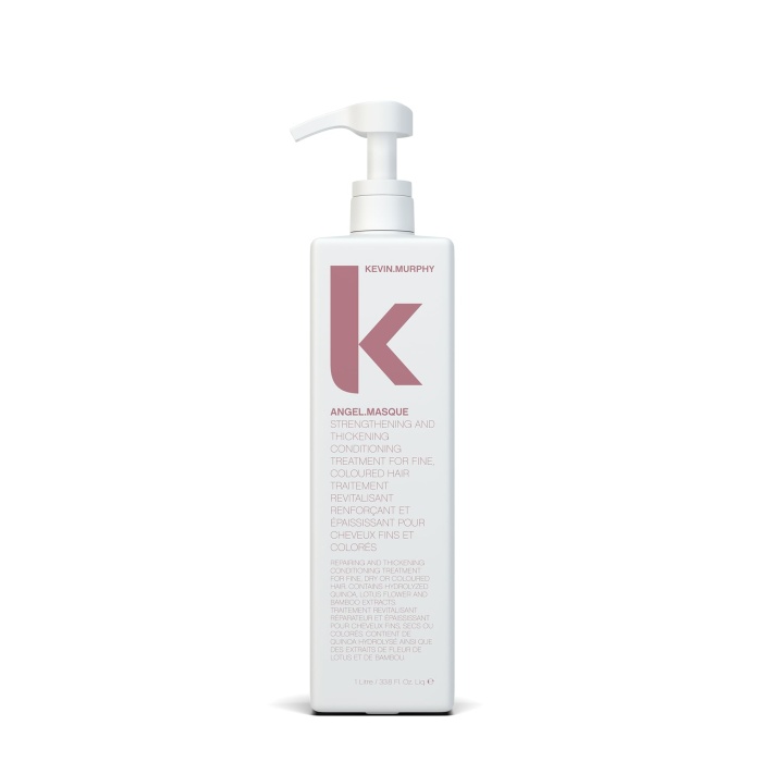 # Kevin Murphy Angel.Masque 1000 ml Kevin Murphy Angel.Masque is een intensief verzorgend en herstellend haarmasker voor fijn, gekleurd en beschadigd haar. De rijke formule helpt het haar te versterken, intensief te hydrateren en haarbreuk te verminderen zonder het haar zwaar te maken. Het haar voelt na gebruik zachter en voller aan en krijgt een gezonde, natuurlijke glans. De formule bevat onder andere bamboe-extract, gehydrolyseerde quinoa en lotusbloemextract. Deze verzorgende ingrediënten ondersteunen de haarstructuur, helpen de elasticiteit te verbeteren en geven fijn of kwetsbaar haar meer body en veerkracht. Ideaal voor haar dat beschadigd is geraakt door kleuringen, chemische behandelingen of regelmatig gebruik van warmtestyling. **Gebruik** Breng Kevin Murphy Angel.Masque aan op pas gewassen haar. Masseer het product zorgvuldig door het haar en indien gewenst over de hoofdhuid. Laat 5 tot 10 minuten inwerken en spoel vervolgens grondig uit. Voor een optimaal resultaat kan het masker worden gebruikt na Kevin Murphy Angel.Wash. **Voorzorgsmaatregelen** Alleen voor uitwendig gebruik. Vermijd contact met de ogen. Bij contact met de ogen onmiddellijk grondig uitspoelen met water. Buiten bereik van kinderen bewaren. **Inhoud** 1000 ml **EAN** 9339341016915 **SKU** KM-ANGEL-MASQUE-1000 **Slug** kevin-murphy-angel-masque-1000ml **Meta description** Kevin Murphy Angel.Masque 1000 ml verzorgt en versterkt fijn, gekleurd en beschadigd haar. Voor meer hydratatie, glans, volume en soepelheid. **Google Description** Koop Kevin Murphy Angel.Masque 1000 ml bij flaka.be. Intensief verzorgend haarmasker voor fijn, gekleurd en beschadigd haar met hydratatie, glans en volume.
