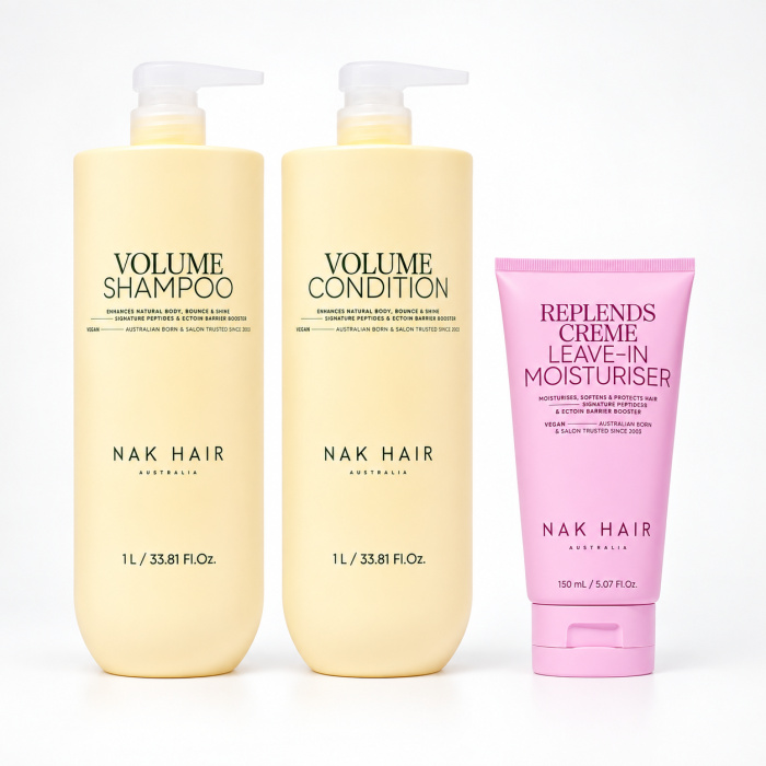 Ontdek de NAK Hair Volume Jumbo Trio Set 3-Delig met Volume Shampoo 1L, Volume Condition 1L en Replends Crème Leave-In Moisturiser 150ml. Een professionele verzorgingsroutine voor fijn, futloos en volumeloos haar. Reinigt, verzorgt en hydrateert het haar zonder het zwaar te maken en helpt meer body, luchtigheid en natuurlijke beweging te creëren. Ideaal voor professioneel salongebruik en thuisgebruik. Verkrijgbaar bij Flaka.be.