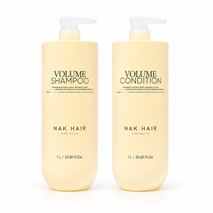 Ontdek de NAK Hair Volume Jumbo Set 2-Delig met Volume Shampoo 1L en Volume Condition 1L. Deze professionele haarverzorgingsset is speciaal ontwikkeld voor fijn, futloos en volumeloos haar. De shampoo reinigt het haar op milde wijze, terwijl de conditioner verzorgt en verzacht zonder het haar zwaar te maken. Ideaal voor meer natuurlijke body, luchtigheid, zachtheid en beweging. De grote 1-literverpakkingen zijn perfect voor professioneel salongebruik en intensief thuisgebruik. Verkrijgbaar bij Flaka.be.