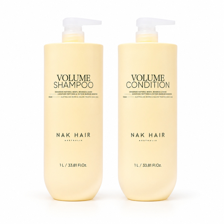 Ontdek de NAK Hair Volume Jumbo Set 2-Delig met Volume Shampoo 1L en Volume Condition 1L. Deze professionele haarverzorgingsset is speciaal ontwikkeld voor fijn, futloos en volumeloos haar. De shampoo reinigt het haar op milde wijze, terwijl de conditioner verzorgt en verzacht zonder het haar zwaar te maken. Ideaal voor meer natuurlijke body, luchtigheid, zachtheid en beweging. De grote 1-literverpakkingen zijn perfect voor professioneel salongebruik en intensief thuisgebruik. Verkrijgbaar bij Flaka.be.
