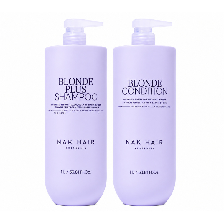 Ontdek de NAK Hair Blonde Plus Jumbo Set 2-Delig met Blonde Plus Shampoo 1L en Blonde Condition 1L. Deze professionele verzorgingsset helpt ongewenste gele en warme tonen in blond, geblondeerd en grijs haar te neutraliseren. De shampoo ondersteunt een frisse, koelere blonde kleur, terwijl de conditioner het haar verzacht, verzorgt en gemakkelijker doorkambaar maakt. Ideaal voor professioneel salongebruik en intensief thuisgebruik. Verkrijgbaar bij Flaka.be.