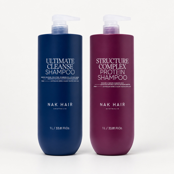 Ontdek de NAK Hair Ultimate Cleanse & Structure Complex Protein Jumbo Set 2-Delig met twee professionele shampoos van 1 liter. Ultimate Cleanse helpt stylingresten, overtollige olie en opgehoopte onzuiverheden te verwijderen, terwijl Structure Complex Protein speciaal geschikt is voor beschadigd, poreus en chemisch behandeld haar. Ideaal voor een combinatie van diepe reiniging en professionele haarverzorging. Verkrijgbaar bij Flaka.be.