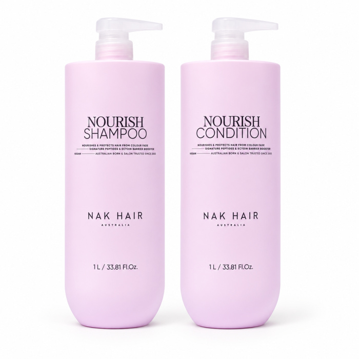 Ontdek de NAK Hair Nourish Jumbo Set 2-Delig met Nourish Shampoo 1L en Nourish Condition 1L. Deze professionele verzorgingsset is ideaal voor droog, gekleurd en beschadigd haar. De shampoo reinigt het haar op milde wijze, terwijl de conditioner helpt het haar intensief te verzorgen, te verzachten en beter doorkambaar te maken. De grote 1-literverpakkingen zijn ideaal voor professioneel salongebruik en intensief thuisgebruik. Verkrijgbaar bij Flaka.be.