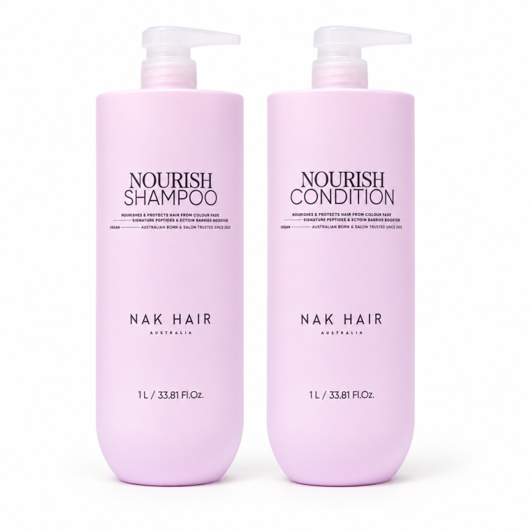 Ontdek de NAK Hair Nourish Jumbo Set 2-Delig met Nourish Shampoo 1L en Nourish Condition 1L. Deze professionele verzorgingsset is ideaal voor droog, gekleurd en beschadigd haar. De shampoo reinigt het haar op milde wijze, terwijl de conditioner helpt het haar intensief te verzorgen, te verzachten en beter doorkambaar te maken. De grote 1-literverpakkingen zijn ideaal voor professioneel salongebruik en intensief thuisgebruik. Verkrijgbaar bij Flaka.be.
