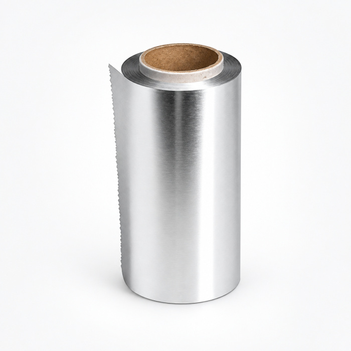 Deze professionele aluminiumfolie is ontwikkeld voor nauwkeurig en efficiënt gebruik bij highlights, lowlights, balayage, kleurtechnieken en ontkleuringen. Dankzij de praktische breedte van 12 cm kan de folie eenvoudig op maat worden afgesneden en aangepast aan verschillende haarlengtes en technieken. Voorbereiding Zorg ervoor dat het haar droog en goed uitgekamd is voordat je begint. Bereid de gewenste kleuring, toner of ontkleuring voor volgens de gebruiksaanwijzing van het betreffende haarproduct. Draag geschikte handschoenen en bescherm de kleding van de klant met een kapmantel. Knip of scheur vooraf voldoende stukken folie af. Voor kort haar kunnen kleinere stukken worden gebruikt; voor lang of dik haar kunnen langere stukken praktischer zijn. Stap-voor-stap gebruik 1. Verdeel het haar Verdeel het haar in overzichtelijke secties. Werk systematisch, bijvoorbeeld vanaf de nek naar boven of volgens de gekozen kleurtechniek. 2. Selecteer de haarlok Neem met een puntkam een dunne haarlok. Voor fijne highlights werk je met zeer dunne secties; voor bredere highlights of balayage kunnen grotere secties worden genomen. 3. Plaats de folie Schuif de aluminiumfolie zo dicht mogelijk onder de geselecteerde haarlok. Zorg ervoor dat de folie vlak ligt en stevig aansluit bij het haar. 4. Breng het product aan Verdeel de kleuring of ontkleuring gelijkmatig over de haarlok met een kleurkwast. Zorg dat het product voldoende verdeeld is zonder onnodig veel product te gebruiken. 5. Vouw de folie dicht Vouw de onderzijde van de folie voorzichtig naar boven. Vouw indien gewenst ook de zijkanten licht naar binnen. Druk de folie voorzichtig aan zodat de haarlok goed op zijn plaats blijft. 6. Herhaal de behandeling Werk lok voor lok verder totdat alle gewenste haarsecties zijn behandeld. 7. Controleer regelmatig Controleer tijdens de inwerktijd regelmatig het kleur- of ontkleuringsproces. Houd altijd de aanbevolen inwerktijd van het gebruikte haarproduct aan. 8. Verwijder de folie Open de folies voorzichtig en verwijder ze één voor één. Trek niet hard aan het haar, vooral niet wanneer het haar chemisch behandeld of gevoelig is. 9. Spoel het haar grondig uit Spoel het haar volgens de instructies van het gebruikte kleur- of ontkleuringsproduct. Gebruik daarna indien nodig een geschikte shampoo, conditioner, masker of nabehandeling. Geschikt voor verschillende technieken De folie kan professioneel worden gebruikt voor onder andere: Highlights en fijne babylights Lowlights Meerdere kleuren in één behandeling Ontkleuring en blondeertechnieken Klassieke folietechnieken Balayage met folie Face-framing en money-piece technieken Toners en creatieve kleurbehandelingen Uitgroei- en correctietechnieken Tips voor een professioneel resultaat Voor fijne highlights is het aan te raden om met dunne haarsecties te werken. Hierdoor kan het product gelijkmatiger worden verdeeld. Breng niet te veel product aan vlak bij de hoofdhuid. Hiermee verklein je de kans dat het product uit de folie loopt. Zorg ervoor dat de folie goed aansluit, maar vouw deze niet extreem strak. Het haar moet netjes in de folie blijven zonder onnodige druk. Gebruik voor lange haarlengtes langere foliestukken zodat de volledige haarlok kan worden behandeld. Controleer bij ontkleuring regelmatig de conditie van het haar. De juiste inwerktijd wordt bepaald door het gebruikte product, de uitgangskleur en de conditie van het haar. Gebruik voor iedere haarsectie een schoon stuk folie om kleuren gescheiden te houden en een nauwkeurig resultaat te verkrijgen. Belangrijke voorzorgsmaatregelen Deze folie is bedoeld voor gebruik bij professionele haarbehandelingen. Volg altijd de veiligheids- en gebruiksinstructies van de gebruikte haarverf, toner of ontkleuring. Vermijd direct contact van chemische producten met ogen en huid. Draag beschermende handschoenen tijdens het werken. Gebruik geen beschadigde of vervuilde folie opnieuw. Wees extra voorzichtig bij zeer beschadigd, poreus, elastisch of chemisch overbehandeld haar. Controleer in dergelijke gevallen regelmatig de conditie van het haar tijdens de behandeling. Bewaring Bewaar de rol: Op een droge plaats Beschermd tegen vocht Uit de buurt van extreme warmte In een schone werkomgeving Bij voorkeur in de originele verpakking of een professionele foliedispenser Productgegevens Product: Professionele Aluminium Folie Zilver Afmetingen: 12 cm x 100 m Kleur: Zilver Materiaal: Aluminiumfolie Gebruik: Haarverven, highlights, lowlights, balayage, ontkleuring en andere professionele kleurtechnieken Geschikt voor: Kapsalons, kappers, coloristen en thuisgebruikers met ervaring in haarverzorging en kleuring.