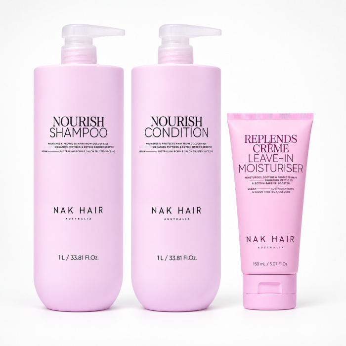 Ontdek de NAK Hair Nourish Jumbo Trio Set 3-Delig met Nourish Shampoo 1L, Nourish Condition 1L en Replends Crème Leave-In Moisturiser 150ml. Een complete professionele verzorgingsroutine voor droog, gekleurd en beschadigd haar. Reinigt, hydrateert en verzorgt het haar en helpt het zachter, gladder en beter handelbaar te maken. Ideaal voor salon- en thuisgebruik. Verkrijgbaar bij Flaka.be.