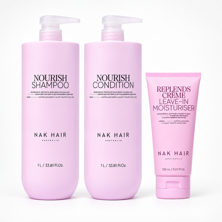 Ontdek de NAK Hair Nourish Jumbo Trio Set 3-Delig met Nourish Shampoo 1L, Nourish Condition 1L en Replends Crème Leave-In Moisturiser 150ml. Een complete professionele verzorgingsroutine voor droog, gekleurd en beschadigd haar. Reinigt, hydrateert en verzorgt het haar en helpt het zachter, gladder en beter handelbaar te maken. Ideaal voor salon- en thuisgebruik. Verkrijgbaar bij Flaka.be.