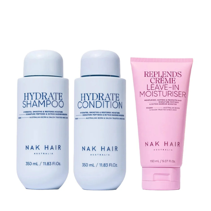 Ontdek de NAK Hair Hydrate Moisture Set 3-Delig met Hydrate Shampoo 350ml, Hydrate Condition 350ml en Replends Crème Leave-In Moisturiser 150ml. Deze complete verzorgingsroutine helpt droog en vochtarm haar te reinigen, hydrateren en verzachten. Ideaal voor haar dat extra souplesse, zachtheid en verzorging nodig heeft. Verkrijgbaar bij Flaka.be.
