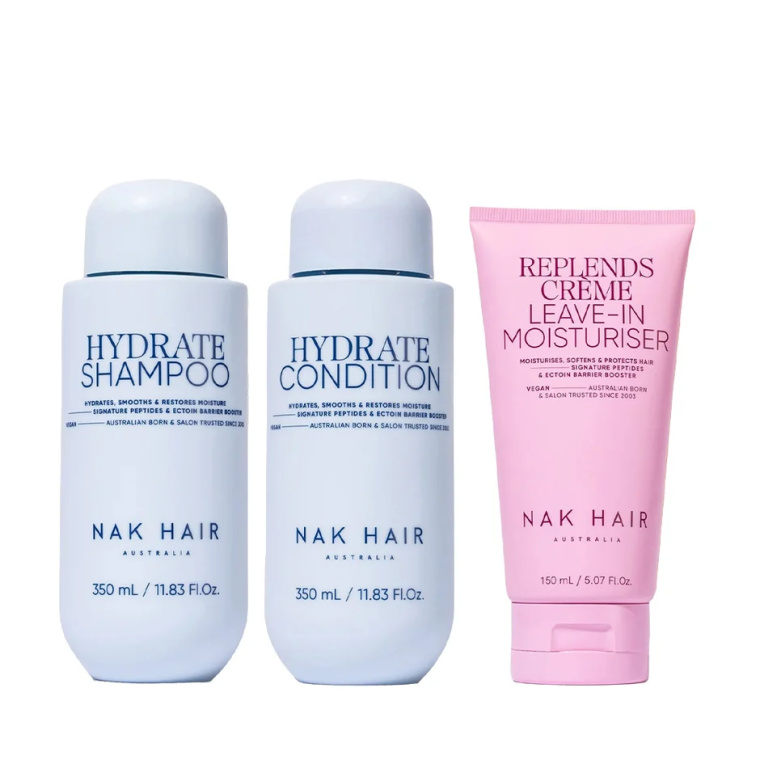 Ontdek de NAK Hair Hydrate Moisture Set 3-Delig met Hydrate Shampoo 350ml, Hydrate Condition 350ml en Replends Crème Leave-In Moisturiser 150ml. Deze complete verzorgingsroutine helpt droog en vochtarm haar te reinigen, hydrateren en verzachten. Ideaal voor haar dat extra souplesse, zachtheid en verzorging nodig heeft. Verkrijgbaar bij Flaka.be.