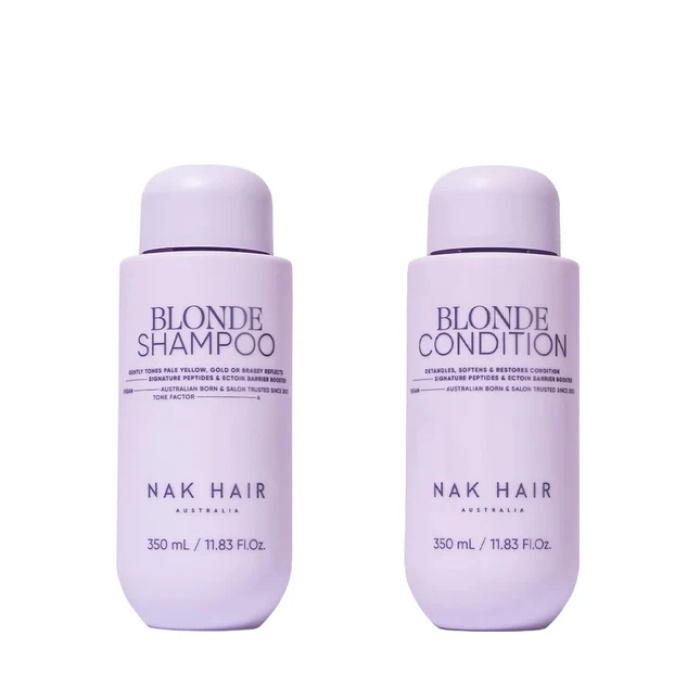 Ontdek de NAK Hair Blonde Duo Set 2-Delig met Blonde Shampoo 350ml en Blonde Condition 350ml. Professionele verzorging voor natuurlijk blond, geblondeerd en grijs haar. De combinatie helpt ongewenste gele en warme tonen te neutraliseren en verzorgt het haar voor meer zachtheid, glans en een frisse blonde uitstraling. Ideaal voor het onderhouden van koel en verzorgd blond haar. Verkrijgbaar bij Flaka.be.