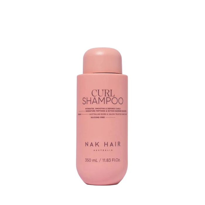 Ontdek **NAK Hair Curl Condition 300ml**, een professionele conditioner speciaal ontwikkeld voor natuurlijk golvend en krullend haar. De verzorgende formule helpt droog en pluizig haar intensief te hydrateren, maakt de lengtes en punten zachter en beter doorkambaar en ondersteunt de natuurlijke vorm en veerkracht van de krullen. Het haar voelt na gebruik soepeler, gladder en beter verzorgd aan, terwijl ongewenst kroezen en klitten worden verminderd. Ideaal voor krullen die extra vocht, zachtheid en definitie nodig hebben zonder zwaar aan te voelen. Geschikt voor regelmatig gebruik en perfect als onderdeel van een professionele curl care routine. **NAK Hair Curl Condition 300ml is verkrijgbaar bij Flaka.be**, specialist in professionele haarverzorging, salonproducten en kwaliteitsmerken voor kappers en thuisgebruik.