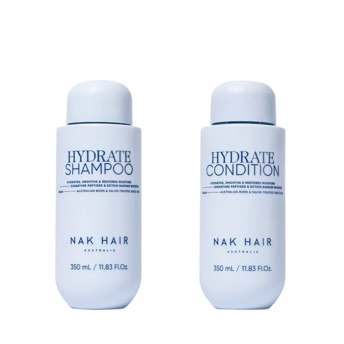 Ontdek de NAK Hair Hydrate Duo Set 2-Delig met Hydrate Shampoo 350ml en Hydrate Condition 350ml. Deze professionele haarverzorgingsset is ontwikkeld voor droog, vochtarm en moeilijk handelbaar haar. De shampoo reinigt het haar op milde wijze, terwijl de conditioner helpt de lengtes te hydrateren, verzachten en gemakkelijker doorkambaar te maken. Ideaal voor een complete dagelijkse hydratatieroutine en voor haar dat meer zachtheid, glans en soepelheid nodig heeft. Verkrijgbaar bij Flaka.be.