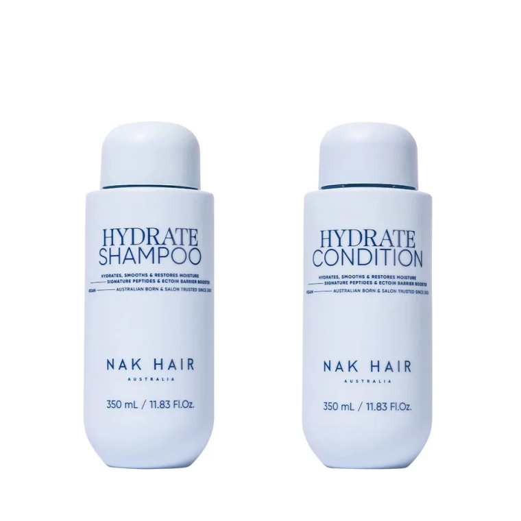 Ontdek de NAK Hair Hydrate Duo Set 2-Delig met Hydrate Shampoo 350ml en Hydrate Condition 350ml. Deze professionele haarverzorgingsset is ontwikkeld voor droog, vochtarm en moeilijk handelbaar haar. De shampoo reinigt het haar op milde wijze, terwijl de conditioner helpt de lengtes te hydrateren, verzachten en gemakkelijker doorkambaar te maken. Ideaal voor een complete dagelijkse hydratatieroutine en voor haar dat meer zachtheid, glans en soepelheid nodig heeft. Verkrijgbaar bij Flaka.be.