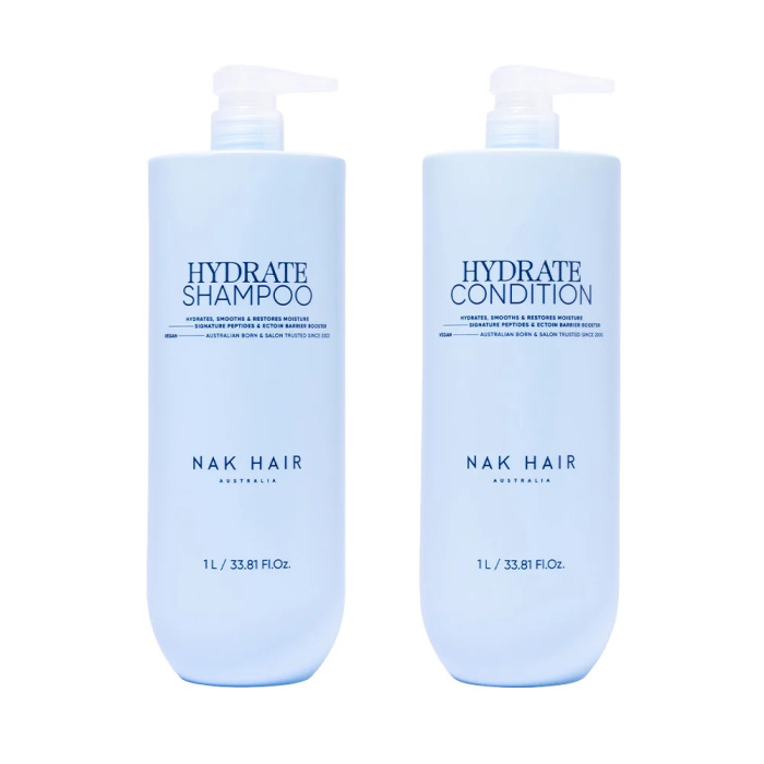 Ontdek de NAK Hair Hydrate Jumbo Set 2-Delig met Hydrate Shampoo 1L en Hydrate Condition 1L. Deze professionele grootverpakking is ideaal voor droog, vochtarm en moeilijk handelbaar haar. De shampoo reinigt het haar op milde wijze, terwijl de conditioner helpt het haar intensief te hydrateren, te verzachten en beter doorkambaar te maken. Perfect voor thuisgebruik en salongebruik. Verkrijgbaar bij Flaka.be.