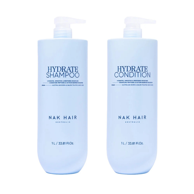 Ontdek de NAK Hair Hydrate Jumbo Set 2-Delig met Hydrate Shampoo 1L en Hydrate Condition 1L. Deze professionele grootverpakking is ideaal voor droog, vochtarm en moeilijk handelbaar haar. De shampoo reinigt het haar op milde wijze, terwijl de conditioner helpt het haar intensief te hydrateren, te verzachten en beter doorkambaar te maken. Perfect voor thuisgebruik en salongebruik. Verkrijgbaar bij Flaka.be.