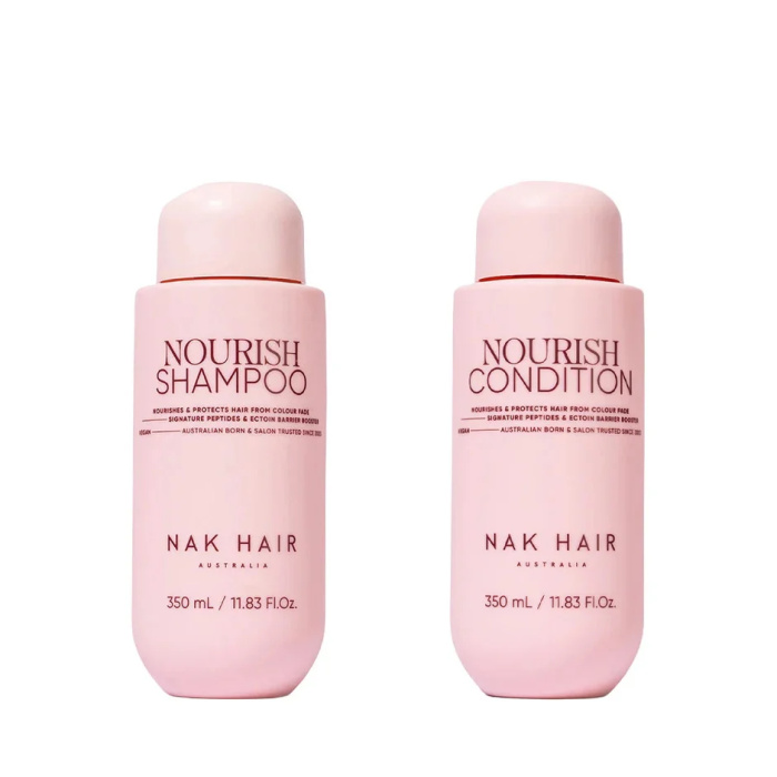 Ontdek de NAK Hair Nourish Duo Set 2-Delig met Nourish Shampoo 350ml en Nourish Condition 350ml. Deze professionele verzorgingsset is ideaal voor droog, gekleurd en dof haar. De shampoo reinigt het haar op milde wijze, terwijl de conditioner helpt het haar te voeden, te verzachten en beter handelbaar te maken. Voor zacht, soepel en verzorgd haar. Verkrijgbaar bij Flaka.be.