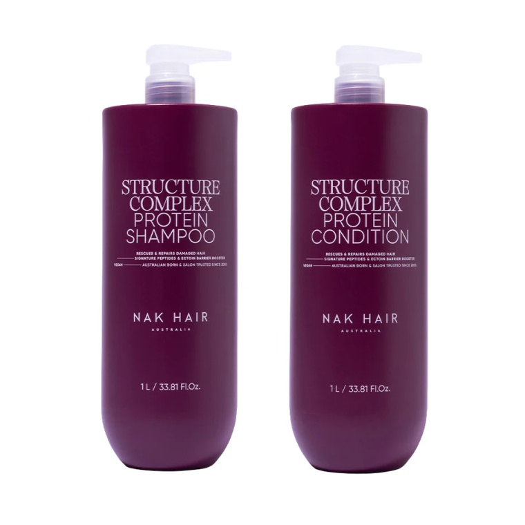 Ontdek de NAK Hair Structure Complex Protein Jumbo Set 2-Delig met Protein Shampoo 1L en Protein Condition 1L. Deze professionele grootverpakking is ontwikkeld voor beschadigd, poreus en verzwakt haar. De combinatie helpt het haar intensief te reinigen, verzorgen en versterken en ondersteunt een zachtere, gladdere en beter handelbare haarstructuur. Ideaal voor gekleurd, geblondeerd en chemisch behandeld haar. Verkrijgbaar bij Flaka.be.