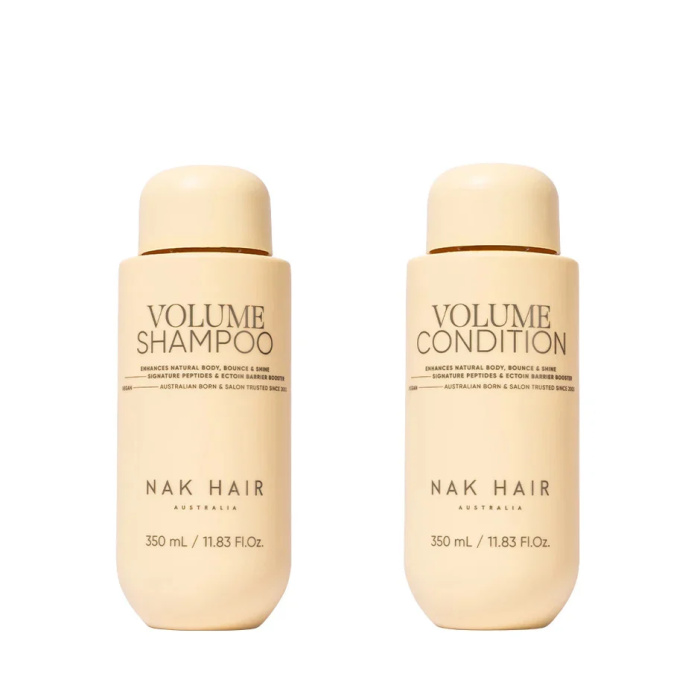 Ontdek de NAK Hair Volume Duo Set 2-Delig met Volume Shampoo 350ml en Volume Condition 350ml. Deze professionele verzorgingsset is speciaal ontwikkeld voor fijn, futloos en volumeloos haar. Reinigt en verzorgt het haar zonder het zwaar te maken en helpt meer natuurlijke body, luchtigheid, zachtheid en beweging te creëren. Ideaal voor dagelijks gebruik en voor haar dat zichtbaar meer volume nodig heeft. Verkrijgbaar bij Flaka.be.