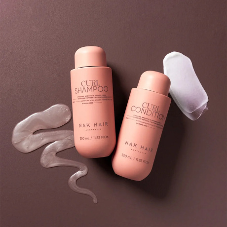 Ontdek de NAK Hair Complete Curl Set 4-Delig met Curl Shampoo 350ml, Curl Condition 350ml, Curls Crème 150ml en Nourish Hair Oil 100ml. Een complete routine voor golvend, krullend en coily haar die helpt hydrateren, verzachten, pluis te verminderen en de natuurlijke krullen mooi te definiëren. Ideaal voor droog en moeilijk handelbaar krullend haar. Verkrijgbaar bij Flaka.be.