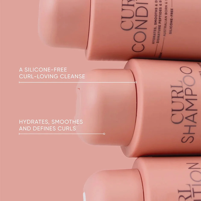Ontdek de NAK Hair Complete Curl Set 4-Delig met Curl Shampoo 350ml, Curl Condition 350ml, Curls Crème 150ml en Nourish Hair Oil 100ml. Een complete routine voor golvend, krullend en coily haar die helpt hydrateren, verzachten, pluis te verminderen en de natuurlijke krullen mooi te definiëren. Ideaal voor droog en moeilijk handelbaar krullend haar. Verkrijgbaar bij Flaka.be.