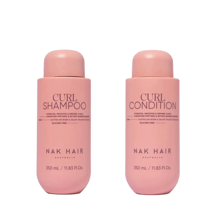 NAK Hair Curl Set verzorgt golvend en krullend haar met shampoo en conditioner voor extra hydratatie, zachtheid, minder pluis en mooi gedefinieerde krullen. Verkrijgbaar bij Flaka.be.