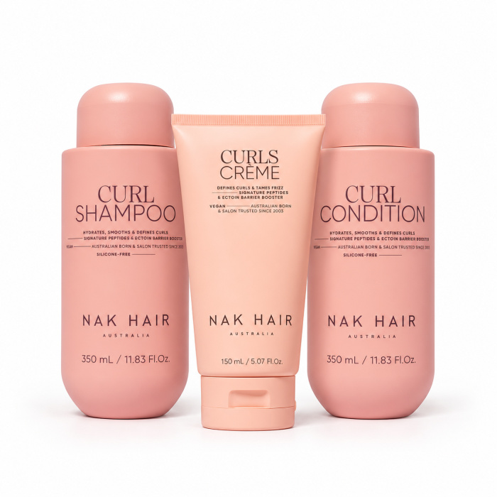 Ontdek de NAK Hair Curls Signature Edit 3-Delige Set, een complete professionele verzorgingsroutine voor golvend, krullend en coily haar. De set bestaat uit NAK Curl Shampoo 350ml, Curl Condition 350ml en Curls Crème 150ml. De shampoo reinigt het haar op milde wijze, de conditioner hydrateert en verzacht de krullen en de leave-in stylingcrème helpt de natuurlijke krulvorm te definiëren en pluis onder controle te houden. Ideaal voor droog, pluizig of moeilijk handelbaar krullend haar dat extra vocht, zachtheid en veerkracht nodig heeft. Gebruik de drie producten samen voor zachte, verzorgde en mooi gedefinieerde krullen. Verkrijgbaar bij Flaka.be.