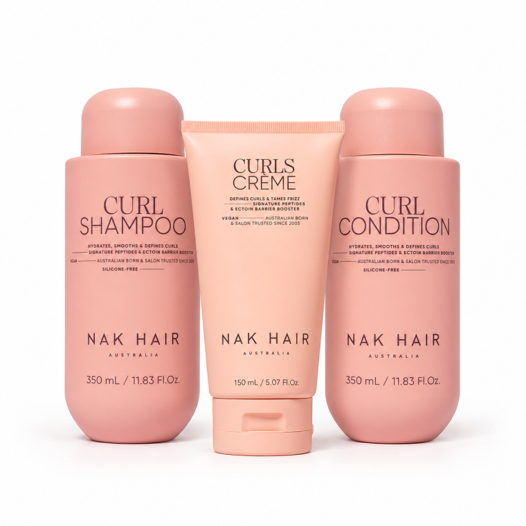 Ontdek de NAK Hair Curls Signature Edit 3-Delige Set, een complete professionele verzorgingsroutine voor golvend, krullend en coily haar. De set bestaat uit NAK Curl Shampoo 350ml, Curl Condition 350ml en Curls Crème 150ml. De shampoo reinigt het haar op milde wijze, de conditioner hydrateert en verzacht de krullen en de leave-in stylingcrème helpt de natuurlijke krulvorm te definiëren en pluis onder controle te houden. Ideaal voor droog, pluizig of moeilijk handelbaar krullend haar dat extra vocht, zachtheid en veerkracht nodig heeft. Gebruik de drie producten samen voor zachte, verzorgde en mooi gedefinieerde krullen. Verkrijgbaar bij Flaka.be.