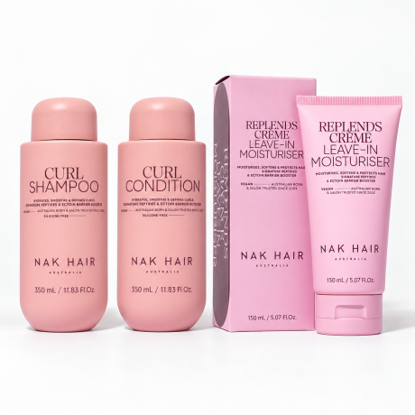 Ontdek de NAK Hair Curl Hydration Set 3-Delig met Curl Shampoo 350ml, Curl Condition 350ml en Replends Crème Leave-In Moisturiser 150ml. Een complete professionele verzorgingsroutine voor golvend, krullend en pluizig haar. Helpt het haar te reinigen, hydrateren en verzachten en ondersteunt zachte, soepele en beter handelbare krullen. Ideaal voor droog haar dat extra verzorging en hydratatie nodig heeft. Verkrijgbaar bij Flaka.be.