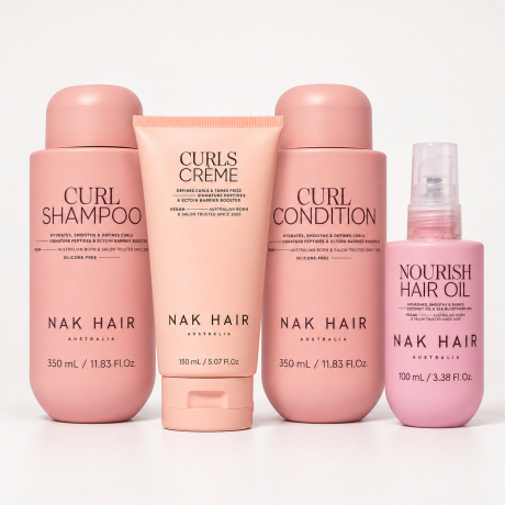 Ontdek de NAK Hair Complete Curl Set 4-Delig met Curl Shampoo 350ml, Curl Condition 350ml, Curls Crème 150ml en Nourish Hair Oil 100ml. Een complete routine voor golvend, krullend en coily haar die helpt hydrateren, verzachten, pluis te verminderen en de natuurlijke krullen mooi te definiëren. Ideaal voor droog en moeilijk handelbaar krullend haar. Verkrijgbaar bij Flaka.be.