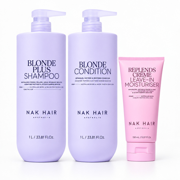 Ontdek de NAK Hair Blonde Plus Jumbo Trio Set 3-Delig met Blonde Plus Shampoo 1L, Blonde Condition 1L en Replends Crème Leave-In Moisturiser 150ml. Een complete professionele routine voor blond, geblondeerd en grijs haar. Helpt ongewenste gele en warme tinten te neutraliseren en verzorgt het haar voor meer zachtheid, hydratatie en een frisse blonde uitstraling. Verkrijgbaar bij Flaka.be.